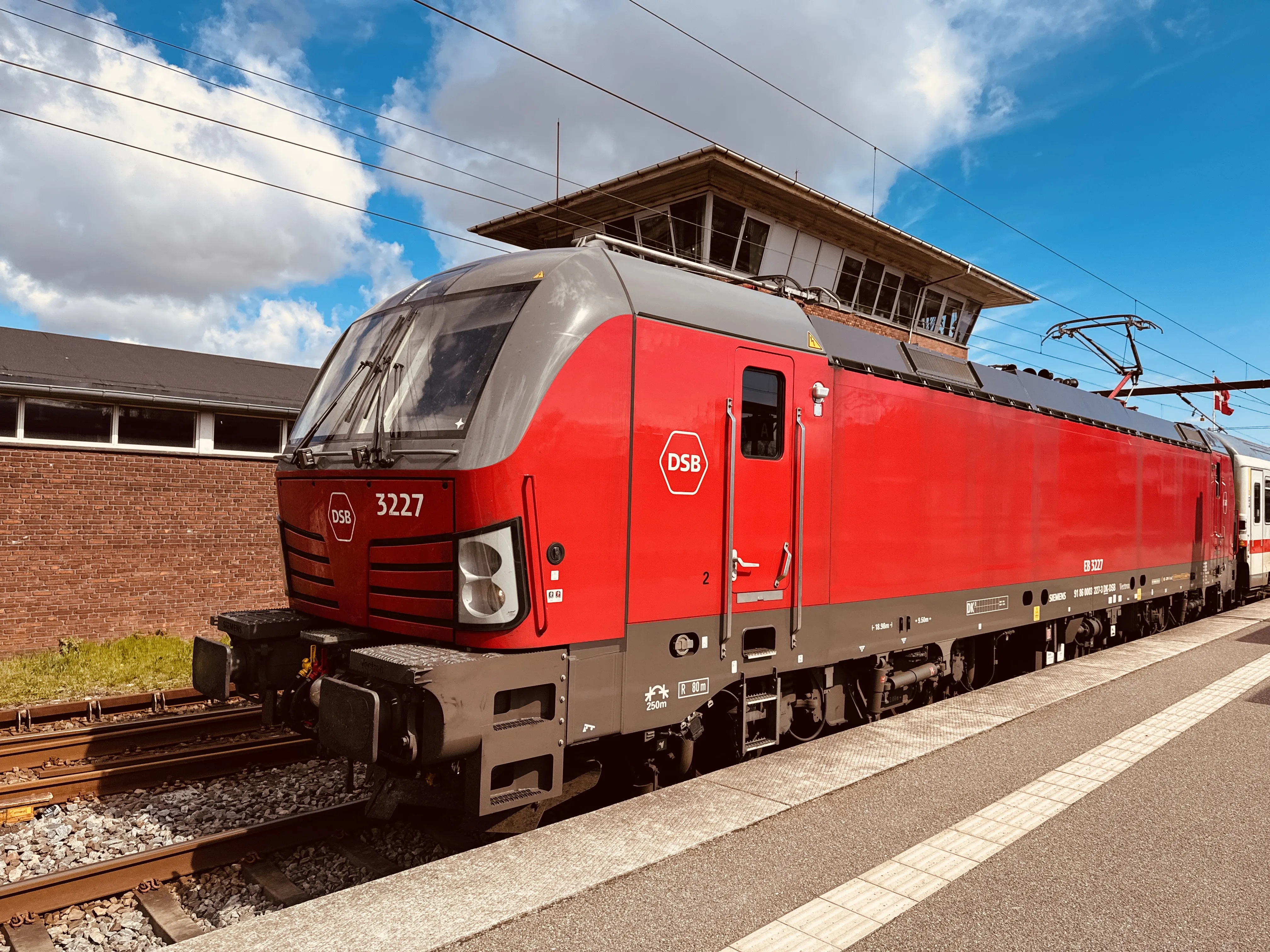 Billede af DSB EB 3227 fotograferet ud for Odense Banegård Center. Billede af DSB EB 3227 fotograferet ud for Odense Banegård Center.