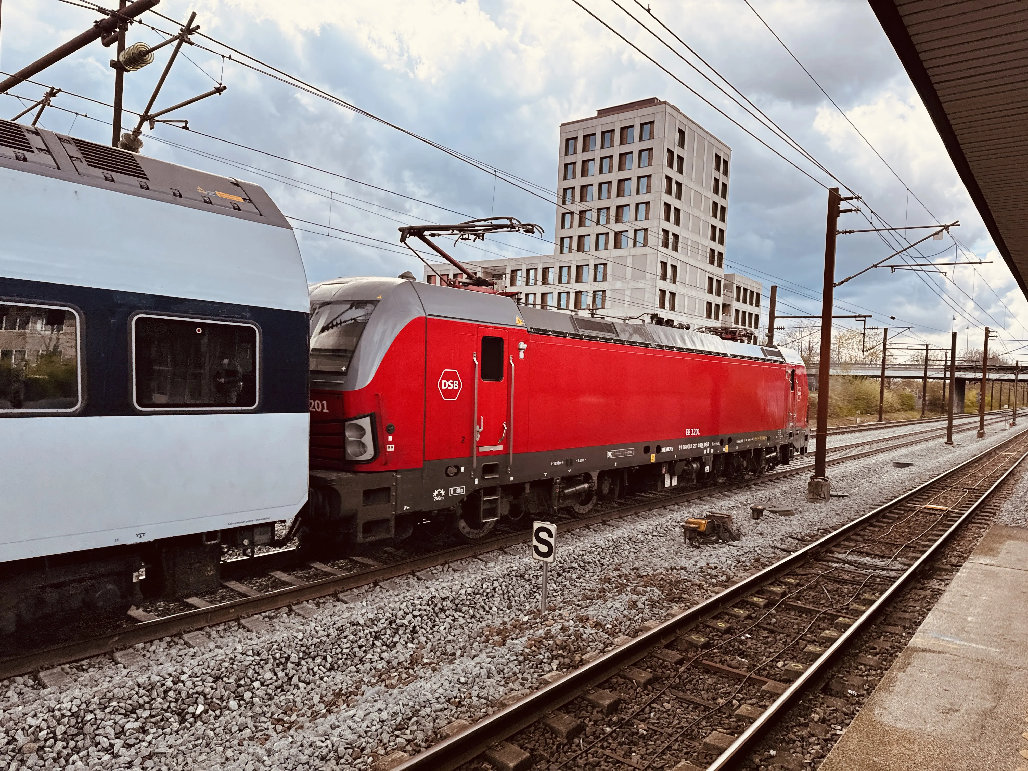Billede af DSB EB 3201 fotograferet ud for Albertslund S-togstrinbræt. Billede af DSB EB 3201 fotograferet ud for Albertslund S-togstrinbræt.