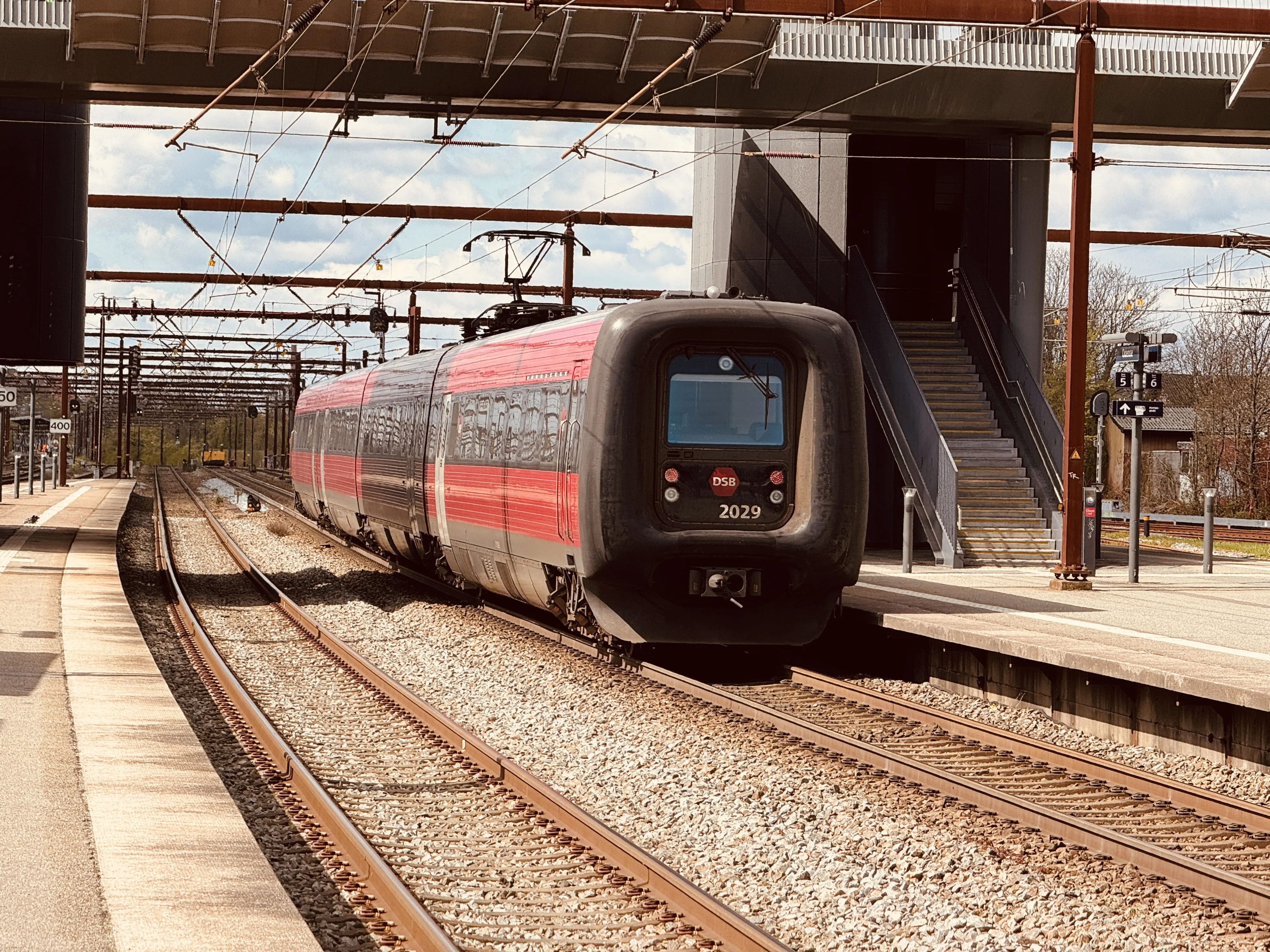 Billede af DSB ER 2029 fotograferet ud for Odense Banegård Center. Billede af DSB ER 2029 fotograferet ud for Odense Banegård Center.