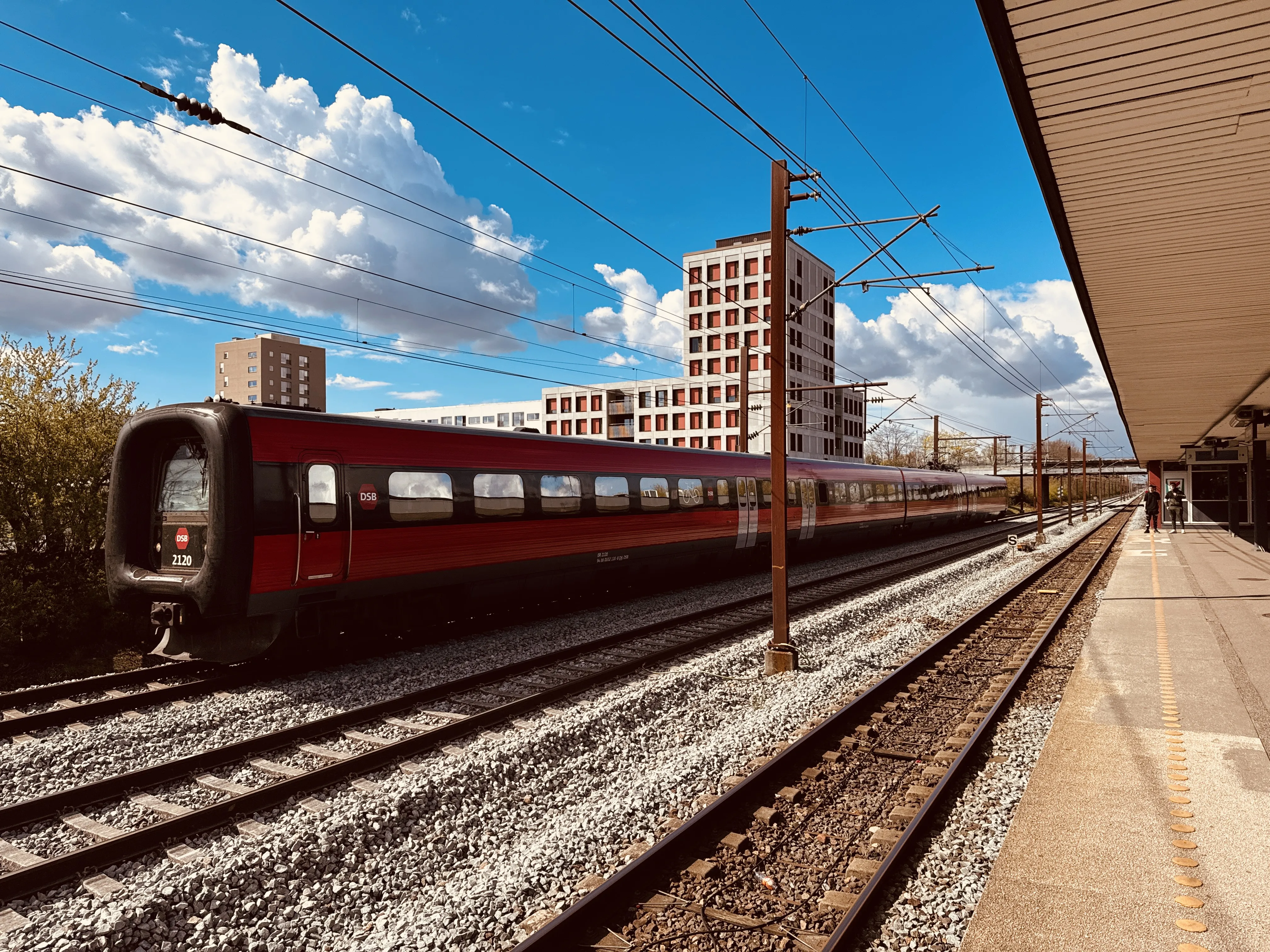 Billede af DSB ER 2020 fotograferet ud for Albertslund S-togstrinbræt. Billede af DSB ER 2020 fotograferet ud for Albertslund S-togstrinbræt.