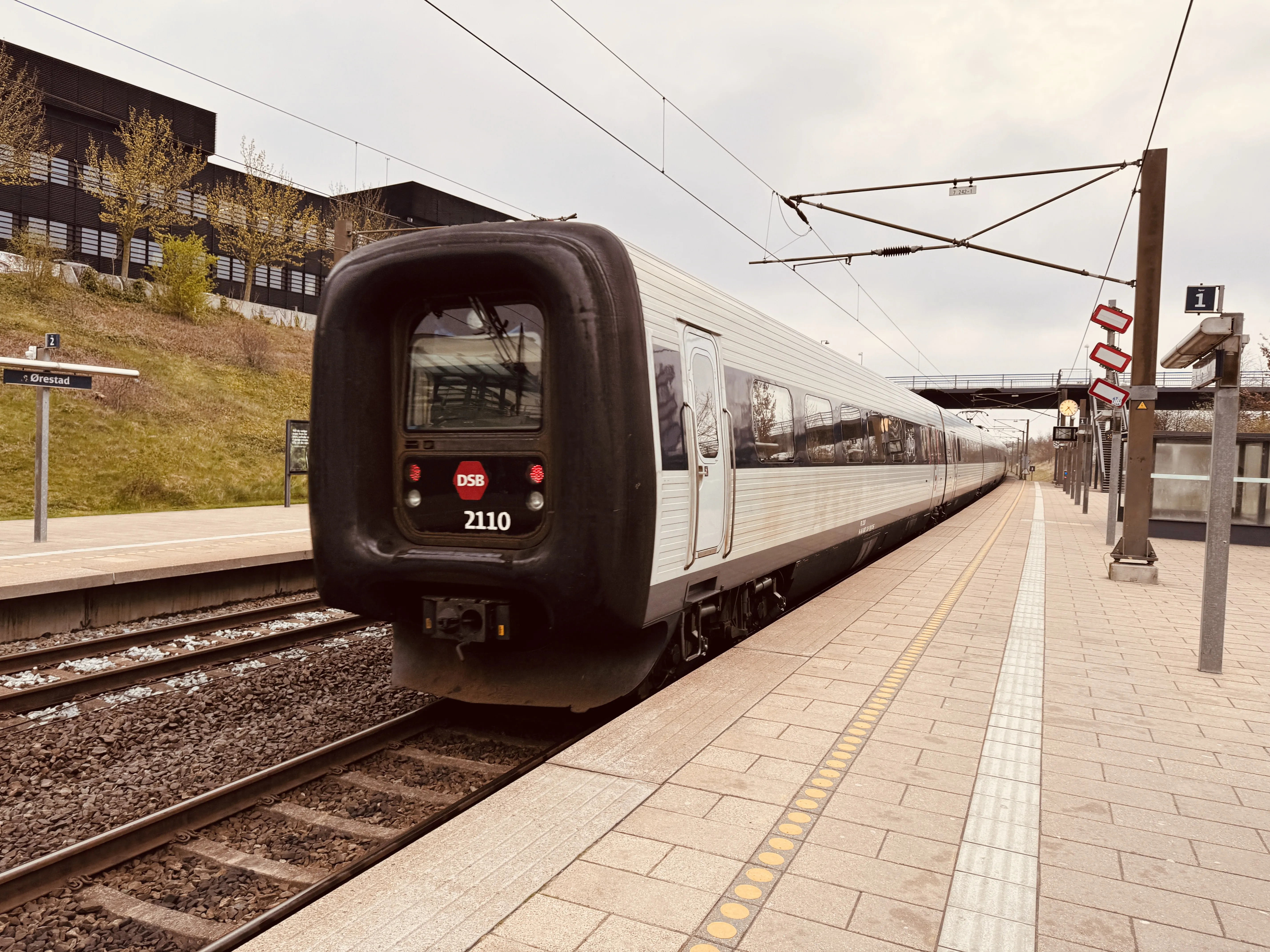 Billede af DSB ER 2010 fotograferet ud for Ørestad Trinbræt.