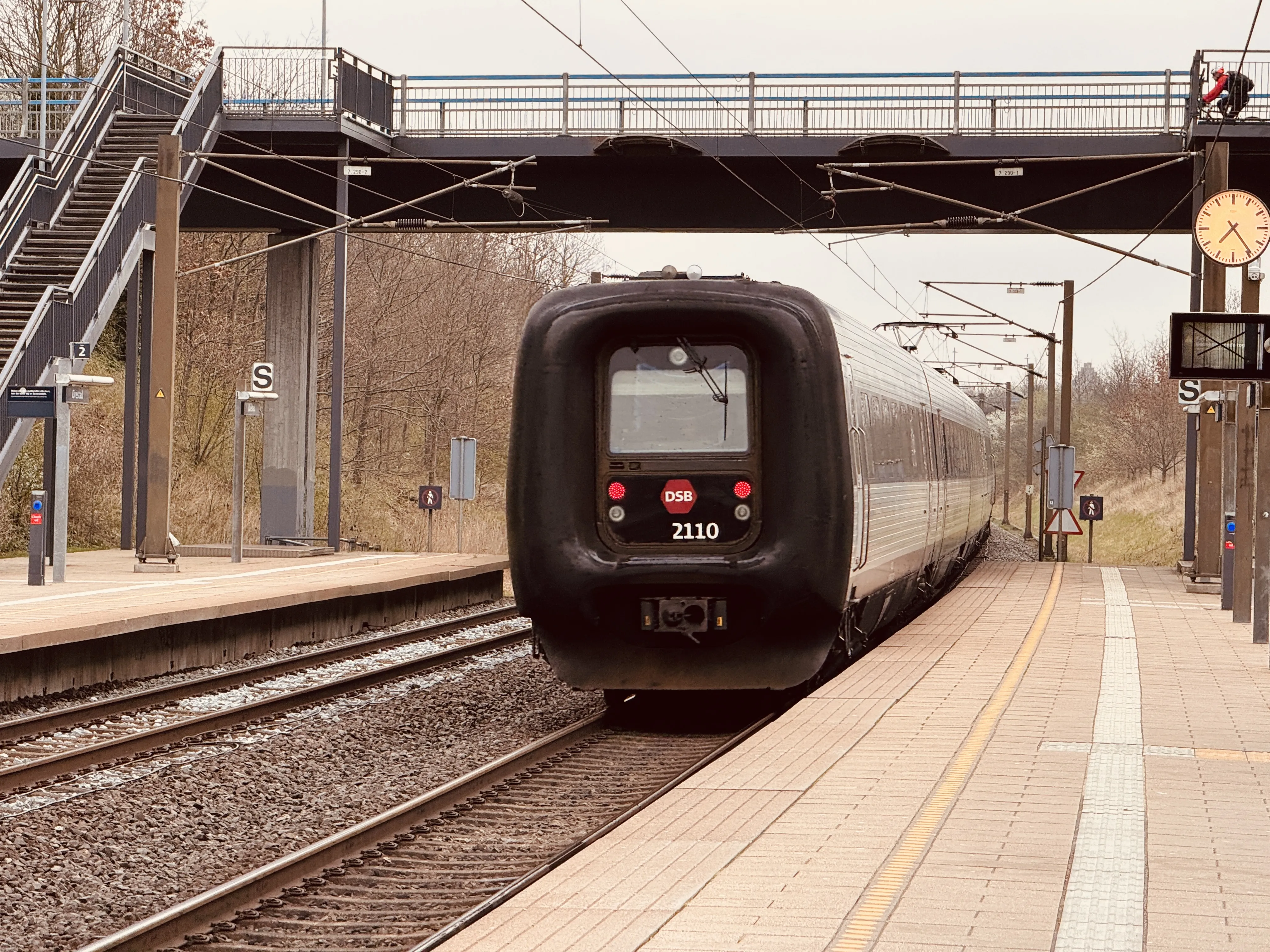 Billede af DSB ER 2010 fotograferet ud for Ørestad Trinbræt.