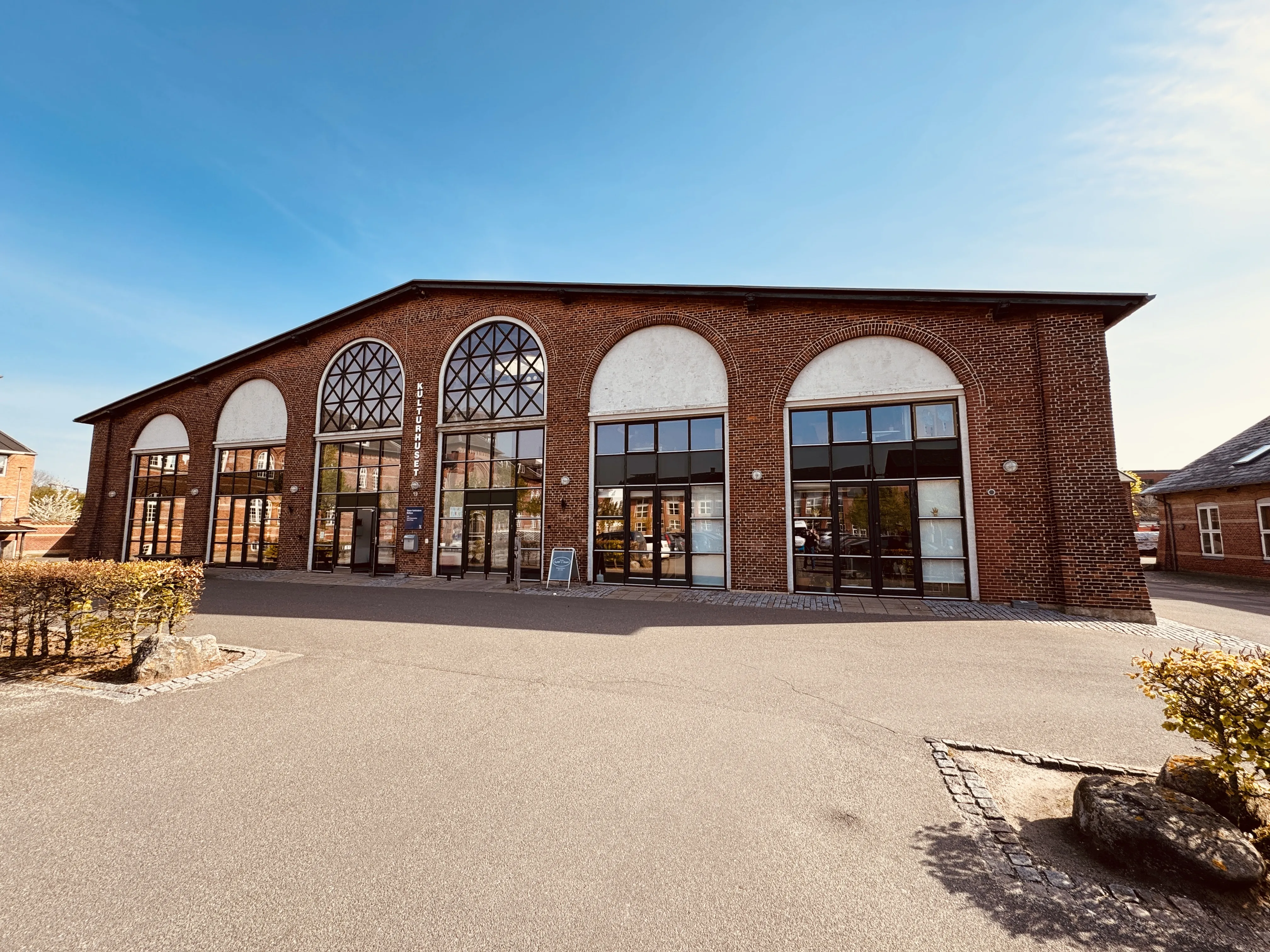 Billede af den nedlagte Triangel fabrik i Odense - her er det det tidligere værksted og monteringshal, hvor der har været en primitiv skydebro foran, da produktionen var i gang. Billede af den nedlagte Triangel fabrik i Odense - her er det det tidligere værksted og monteringshal, hvor der har været en primitiv skydebro foran, da produktionen var i gang.