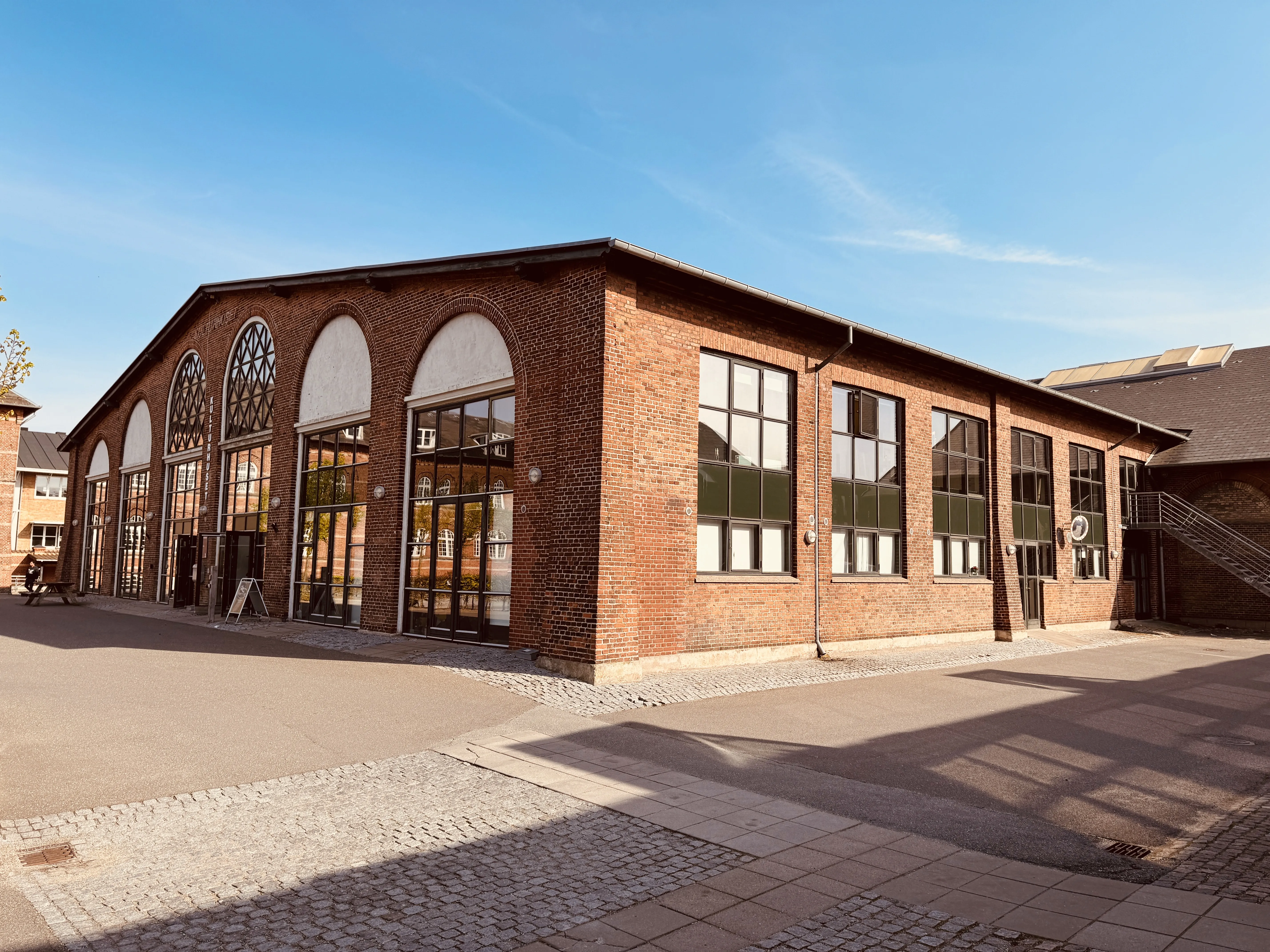 Billede af den nedlagte Triangel fabrik i Odense - her er det det tidligere værksted og monteringshal, hvor der har været en primitiv skydebro foran, da produktionen var i gang. Billede af den nedlagte Triangel fabrik i Odense - her er det det tidligere værksted og monteringshal, hvor der har været en primitiv skydebro foran, da produktionen var i gang.