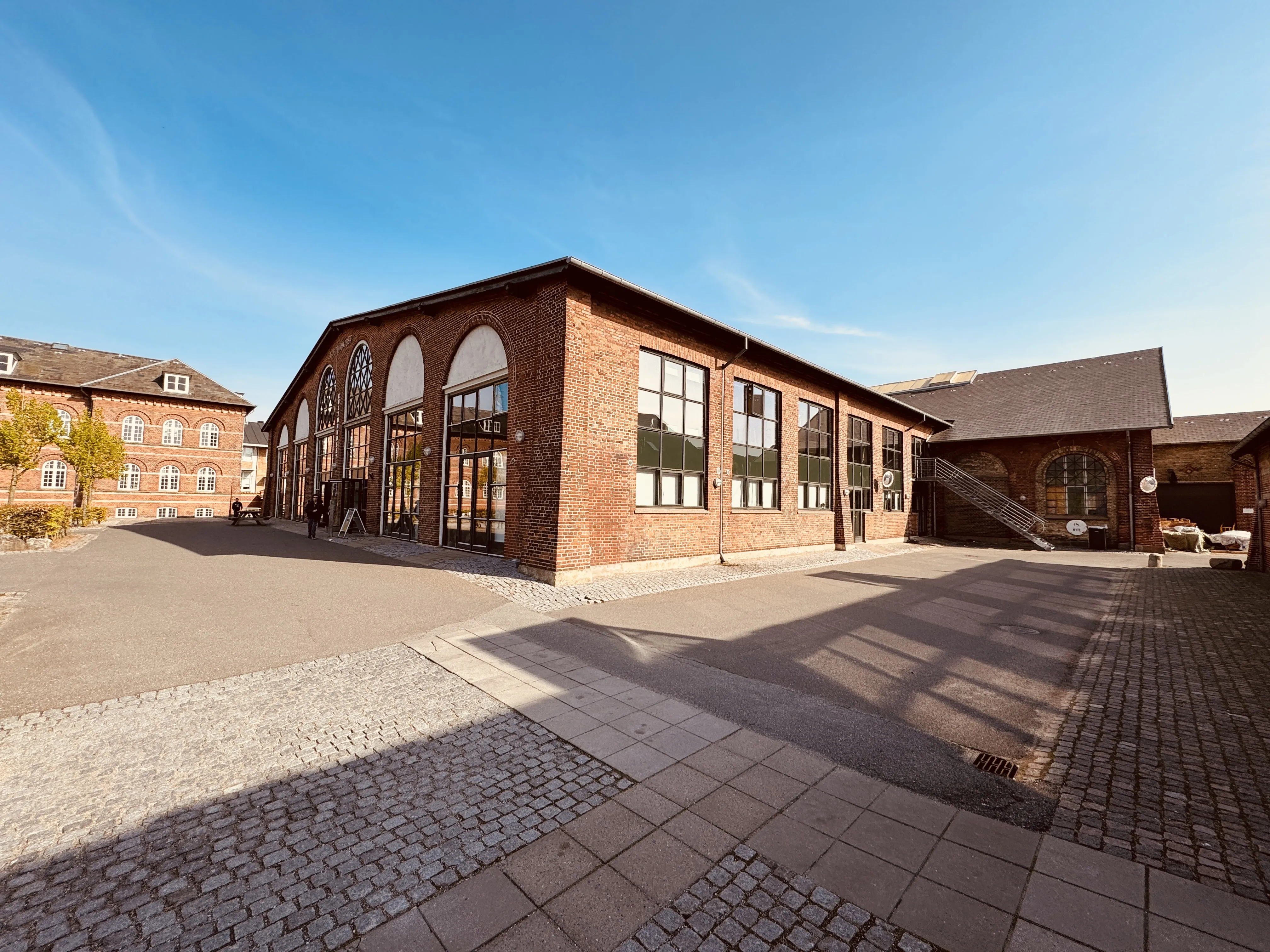 Billede af den nedlagte Triangel fabrik i Odense - her er det det tidligere værksted og monteringshal, hvor der har været en primitiv skydebro foran, da produktionen var i gang. Billede af den nedlagte Triangel fabrik i Odense - her er det det tidligere værksted og monteringshal, hvor der har været en primitiv skydebro foran, da produktionen var i gang.