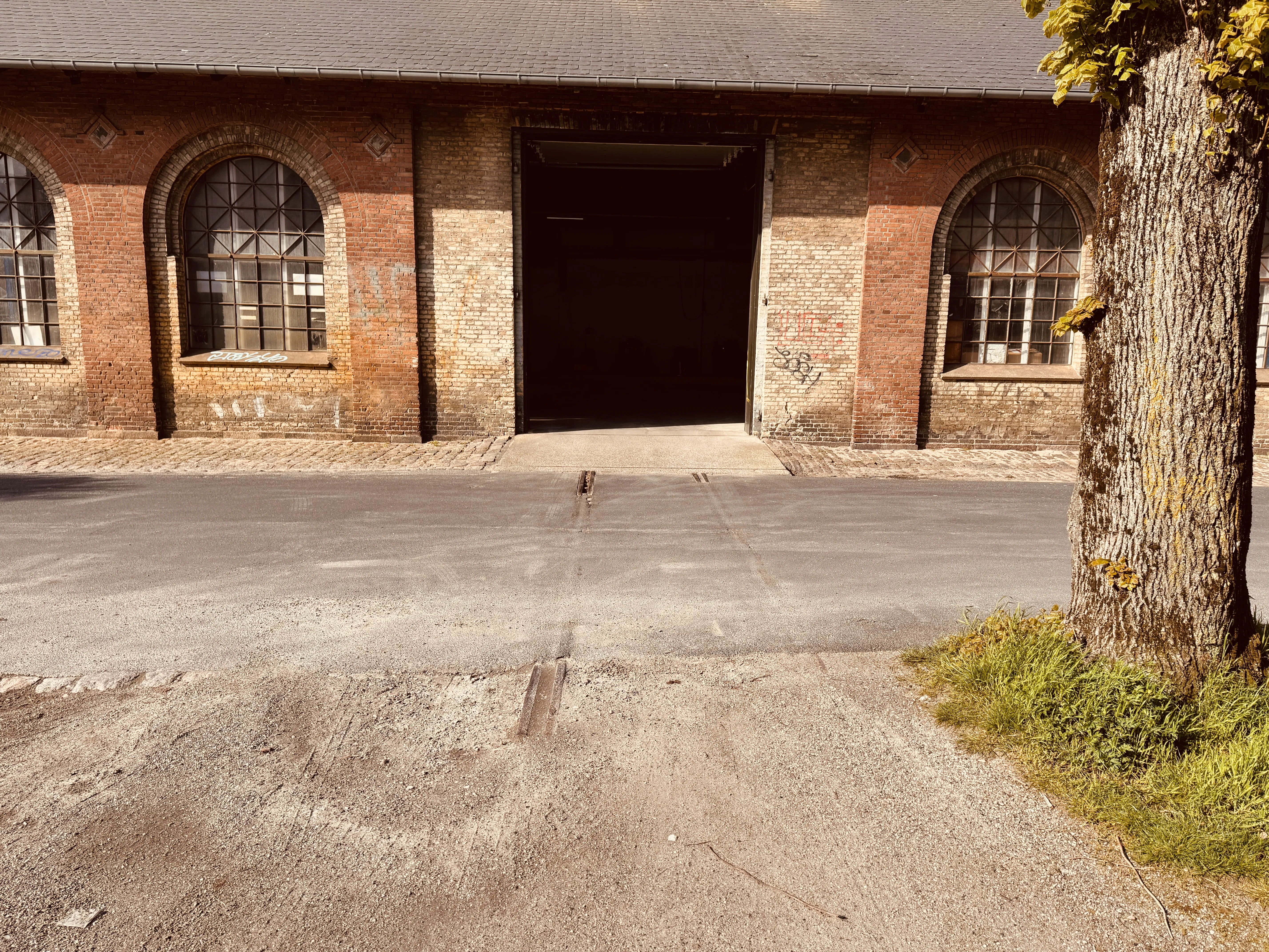 Billede af den nedlagte Triangel fabrik i Odense - her er det det tidligere værksted og monteringshal, hvor rester af det oprindelige sidespor til Odense Banegård stadig kan ses. Billede af den nedlagte Triangel fabrik i Odense - her er det det tidligere værksted og monteringshal, hvor rester af det oprindelige sidespor til Odense Banegård stadig kan ses.
