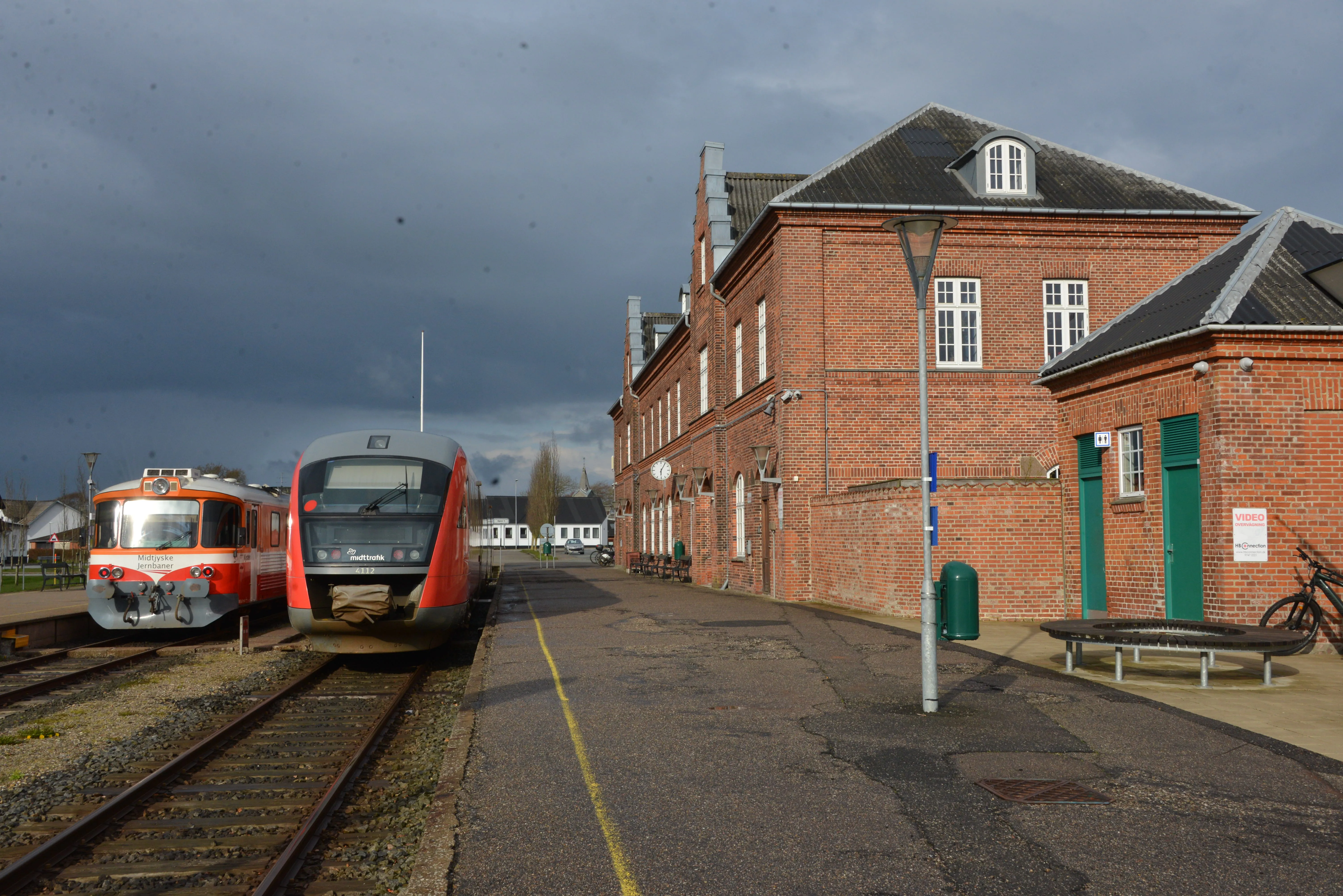 Billede af MjbaD MQ 4112-4912, tidligere DSB MQ 4112-4912 fotograferet ud for Lemvig Station. Billede af MjbaD MQ 4112-4912, tidligere DSB MQ 4112-4912 fotograferet ud for Lemvig Station.