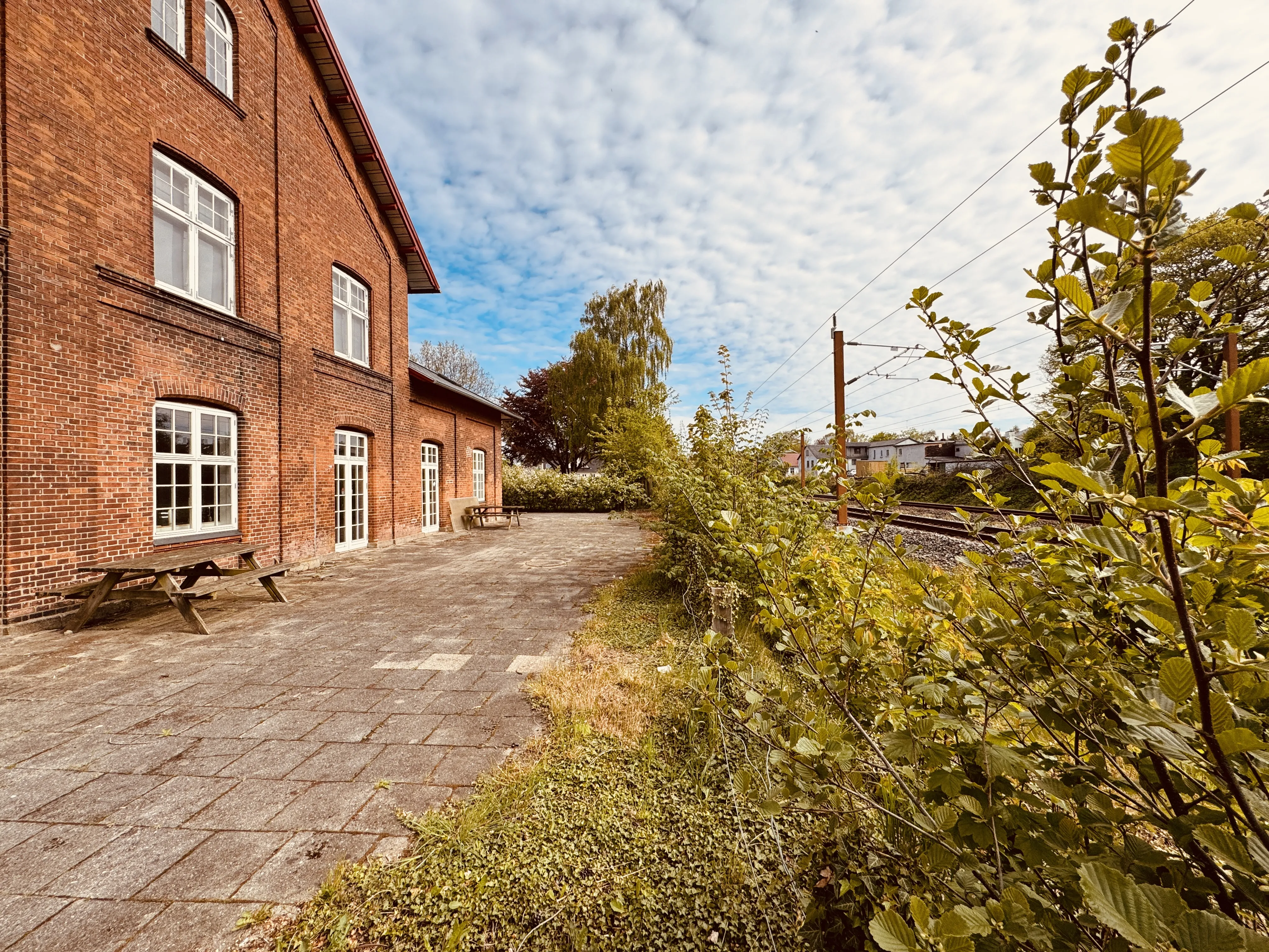 Billede af Løsning Trinbræt - selv om trinbrættet er nedlagt og fjernet, så findes den oprindelige stationsbygning endnu. Billede af Løsning Trinbræt - selv om trinbrættet er nedlagt og fjernet, så findes den oprindelige stationsbygning endnu.
