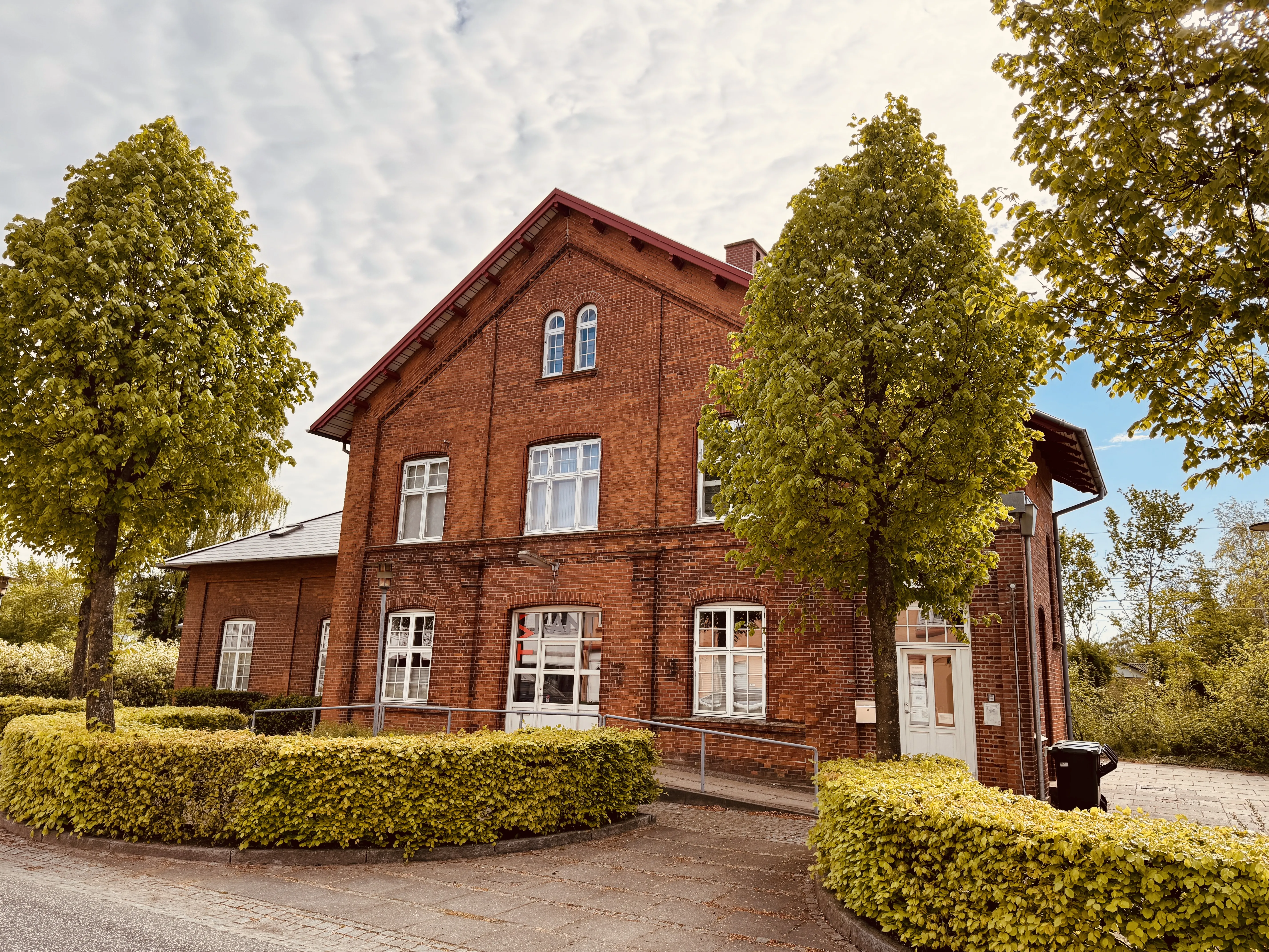 Billede af Løsning Station - i 1902 blev den oprindelige stationsbygning delvist nedrevet, ved at man fjernede overetagen og genbrugte det meste af underbygningen. I den sydvestlige ende af bygningen blev den gamle dobbeltmur revet helt ned og facaden flyttet ca. 1½ meter længere ud mod vejen. Da den "nye" Løsning Station stod færdig var det nu i 2½ etager, hvilket gav stationen lidt spøjse proportioner da den næsten var højere end den var lang.. Billede af Løsning Station - i 1902 blev den oprindelige stationsbygning delvist nedrevet, ved at man fjernede overetagen og genbrugte det meste af underbygningen. I den sydvestlige ende af bygningen blev den gamle dobbeltmur revet helt ned og facaden flyttet ca. 1½ meter længere ud mod vejen. Da den "nye" Løsning Station stod færdig var det nu i 2½ etager, hvilket gav stationen lidt spøjse proportioner da den næsten var højere end den var lang..