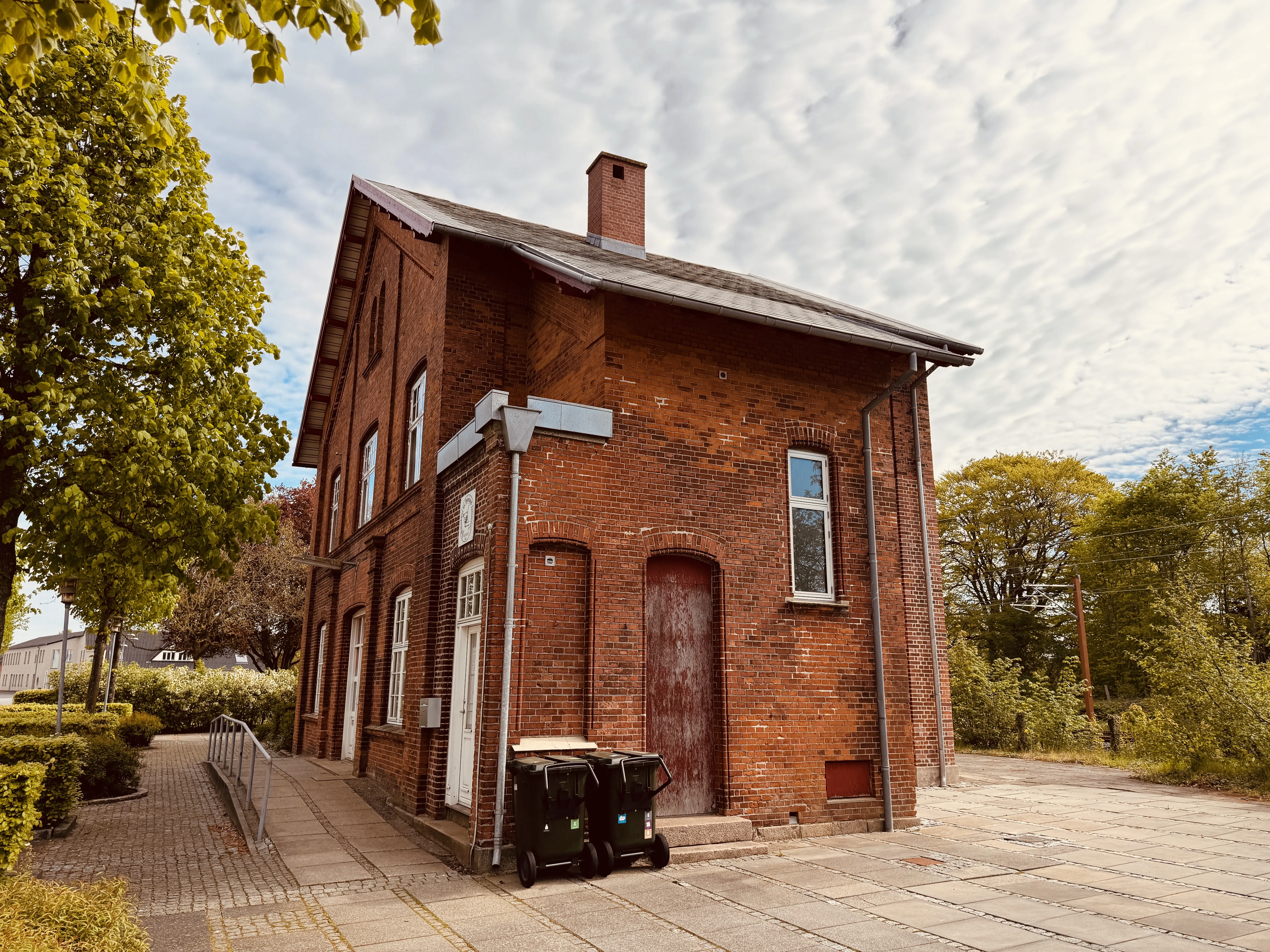 Billede af Løsning Station - i 1902 blev den oprindelige stationsbygning delvist nedrevet, ved at man fjernede overetagen og genbrugte det meste af underbygningen. I den sydvestlige ende af bygningen blev den gamle dobbeltmur revet helt ned og facaden flyttet ca. 1½ meter længere ud mod vejen. Da den "nye" Løsning Station stod færdig var det nu i 2½ etager, hvilket gav stationen lidt spøjse proportioner da den næsten var højere end den var lang.. Billede af Løsning Station - i 1902 blev den oprindelige stationsbygning delvist nedrevet, ved at man fjernede overetagen og genbrugte det meste af underbygningen. I den sydvestlige ende af bygningen blev den gamle dobbeltmur revet helt ned og facaden flyttet ca. 1½ meter længere ud mod vejen. Da den "nye" Løsning Station stod færdig var det nu i 2½ etager, hvilket gav stationen lidt spøjse proportioner da den næsten var højere end den var lang..