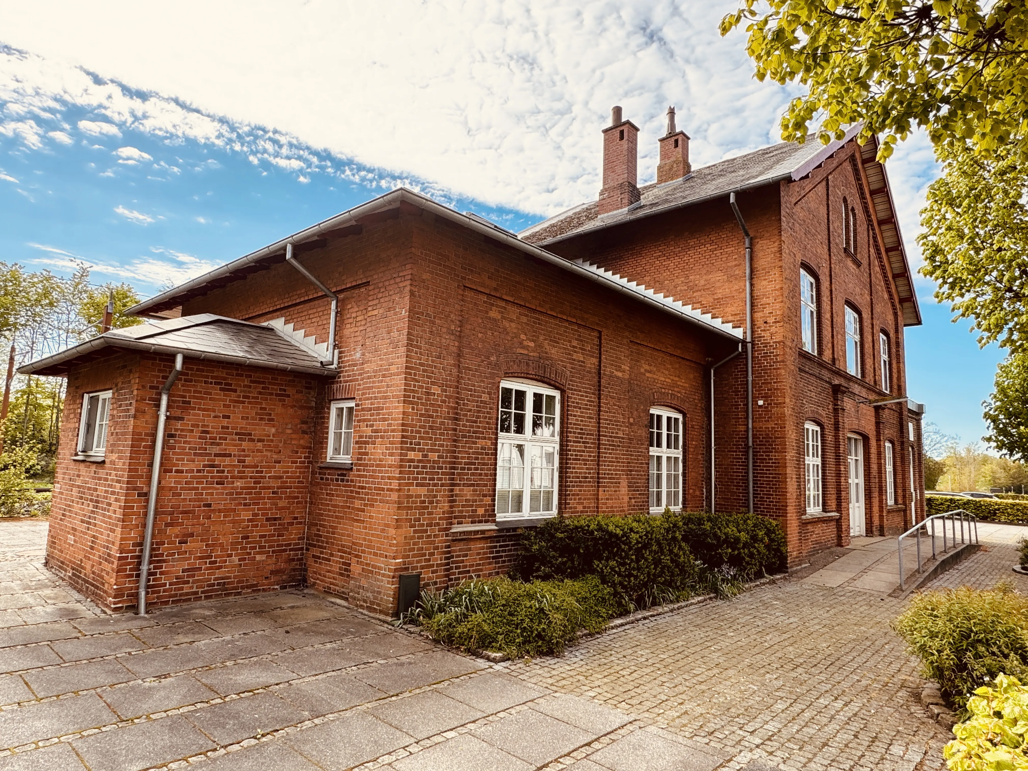 Billede af Løsning Station - i 1902 blev den oprindelige stationsbygning delvist nedrevet, ved at man fjernede overetagen og genbrugte det meste af underbygningen. I den sydvestlige ende af bygningen blev den gamle dobbeltmur revet helt ned og facaden flyttet ca. 1½ meter længere ud mod vejen. Da den "nye" Løsning Station stod færdig var det nu i 2½ etager, hvilket gav stationen lidt spøjse proportioner da den næsten var højere end den var lang.. Billede af Løsning Station - i 1902 blev den oprindelige stationsbygning delvist nedrevet, ved at man fjernede overetagen og genbrugte det meste af underbygningen. I den sydvestlige ende af bygningen blev den gamle dobbeltmur revet helt ned og facaden flyttet ca. 1½ meter længere ud mod vejen. Da den "nye" Løsning Station stod færdig var det nu i 2½ etager, hvilket gav stationen lidt spøjse proportioner da den næsten var højere end den var lang..