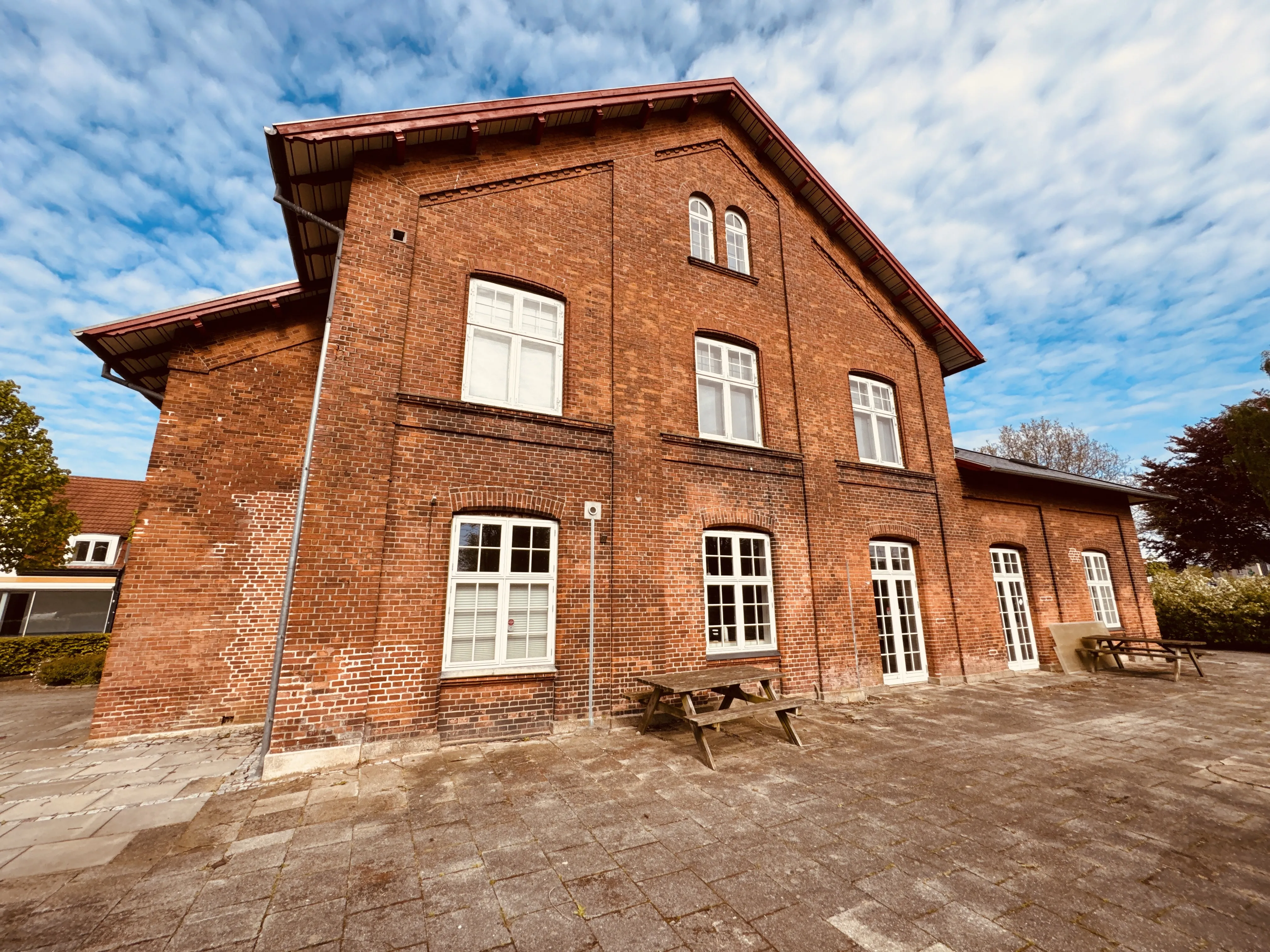 Billede af Løsning Station - i 1902 blev den oprindelige stationsbygning delvist nedrevet, ved at man fjernede overetagen og genbrugte det meste af underbygningen. I den sydvestlige ende af bygningen blev den gamle dobbeltmur revet helt ned og facaden flyttet ca. 1½ meter længere ud mod vejen. Da den "nye" Løsning Station stod færdig var det nu i 2½ etager, hvilket gav stationen lidt spøjse proportioner da den næsten var højere end den var lang.. Billede af Løsning Station - i 1902 blev den oprindelige stationsbygning delvist nedrevet, ved at man fjernede overetagen og genbrugte det meste af underbygningen. I den sydvestlige ende af bygningen blev den gamle dobbeltmur revet helt ned og facaden flyttet ca. 1½ meter længere ud mod vejen. Da den "nye" Løsning Station stod færdig var det nu i 2½ etager, hvilket gav stationen lidt spøjse proportioner da den næsten var højere end den var lang..