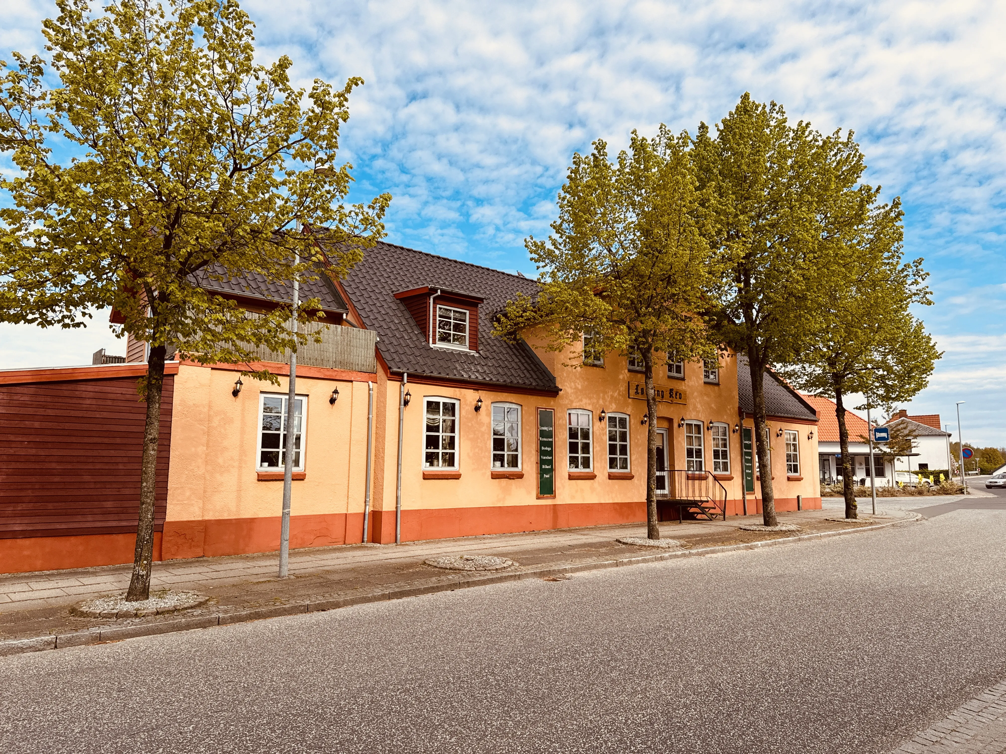 Billede af kroen over for Løsning Station. Billede af kroen over for Løsning Station.