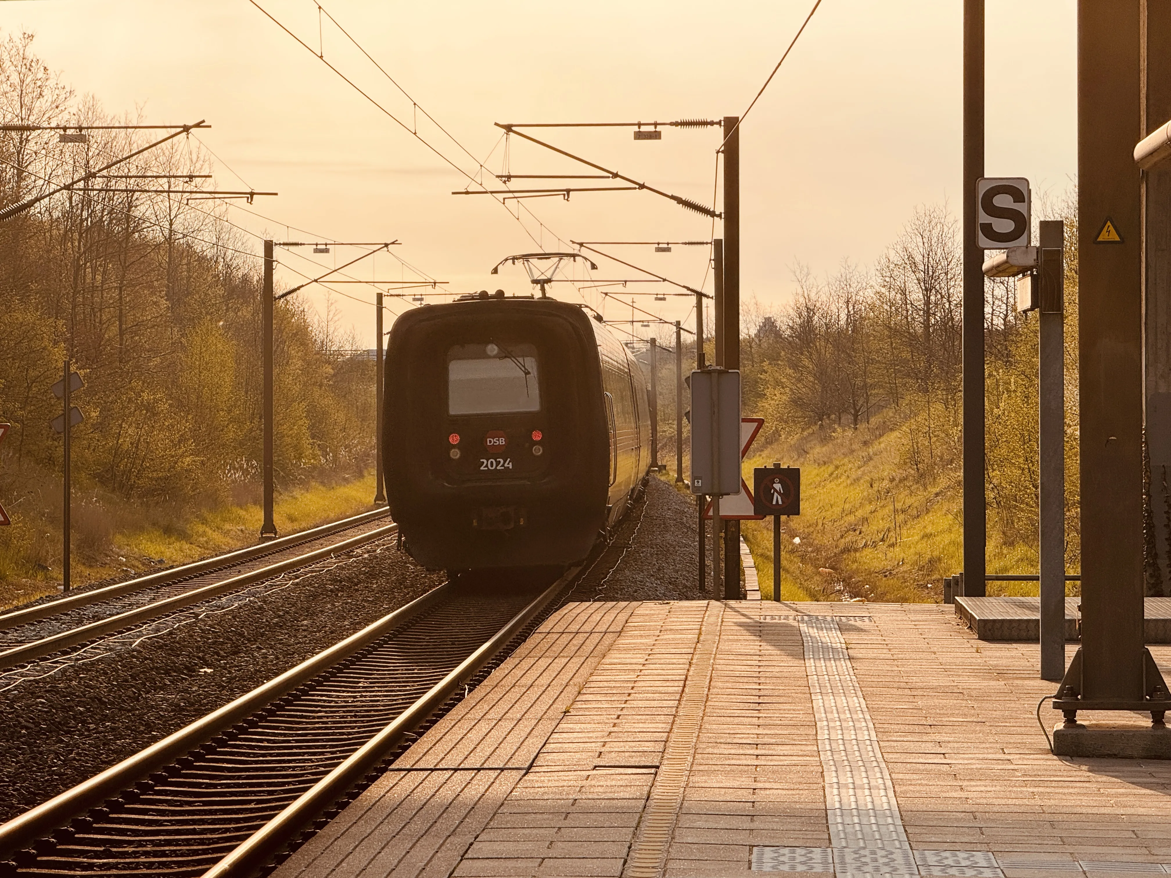 Billede af DSB ER 2024 fotograferet ud for Ørestad Trinbræt. Billede af DSB ER 2024 fotograferet ud for Ørestad Trinbræt.