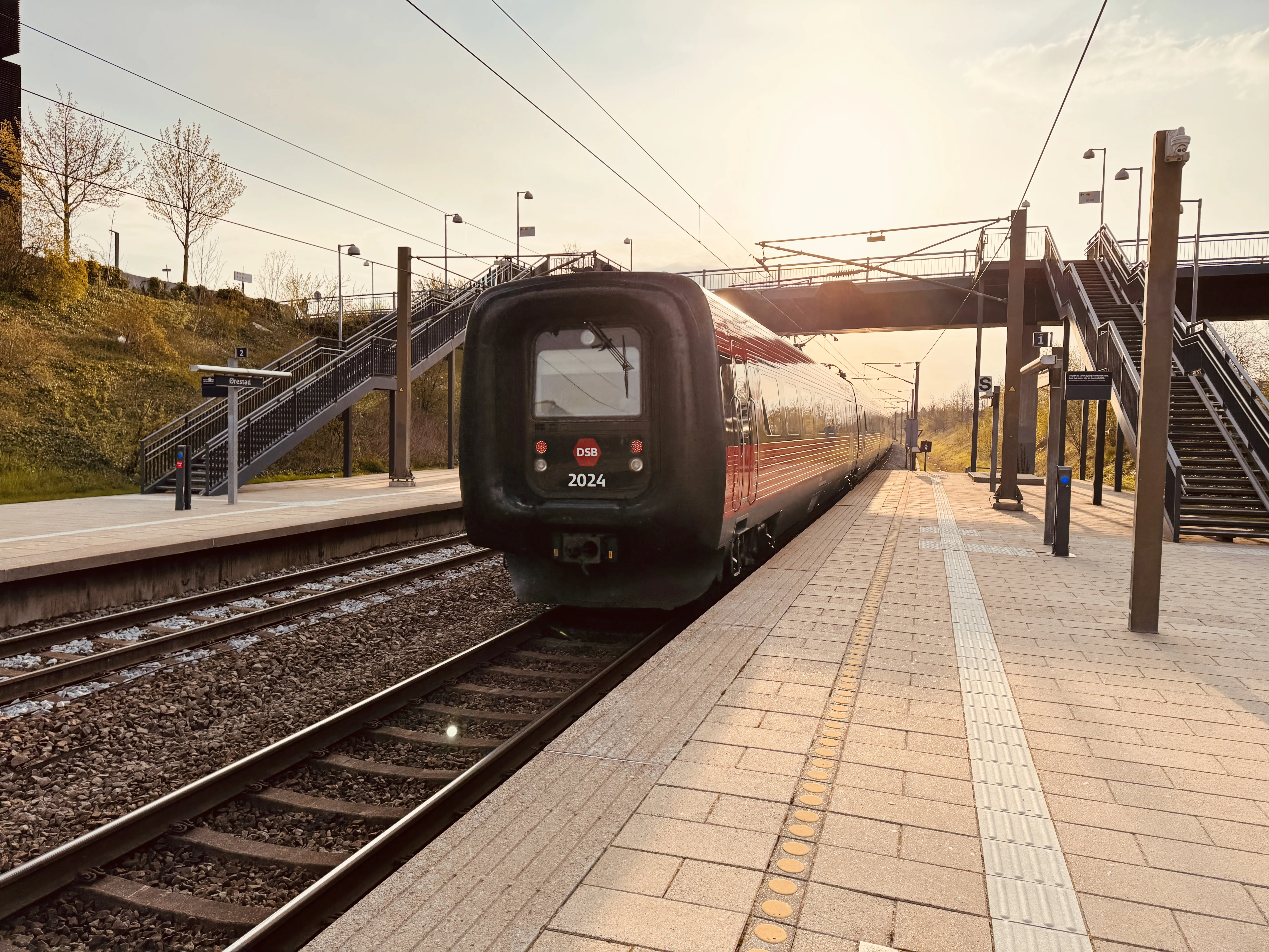 Billede af DSB ER 2024 fotograferet ud for Ørestad Trinbræt. Billede af DSB ER 2024 fotograferet ud for Ørestad Trinbræt.