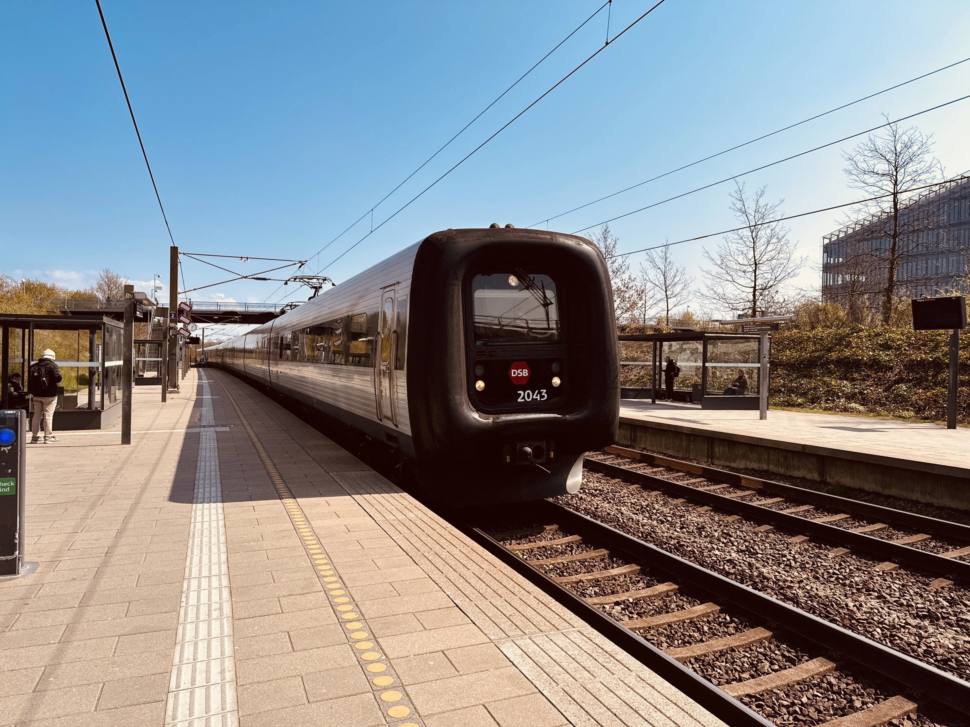 Billede af DSB ER 2043 fotograferet ud for Ørestad Trinbræt. Billede af DSB ER 2043 fotograferet ud for Ørestad Trinbræt.