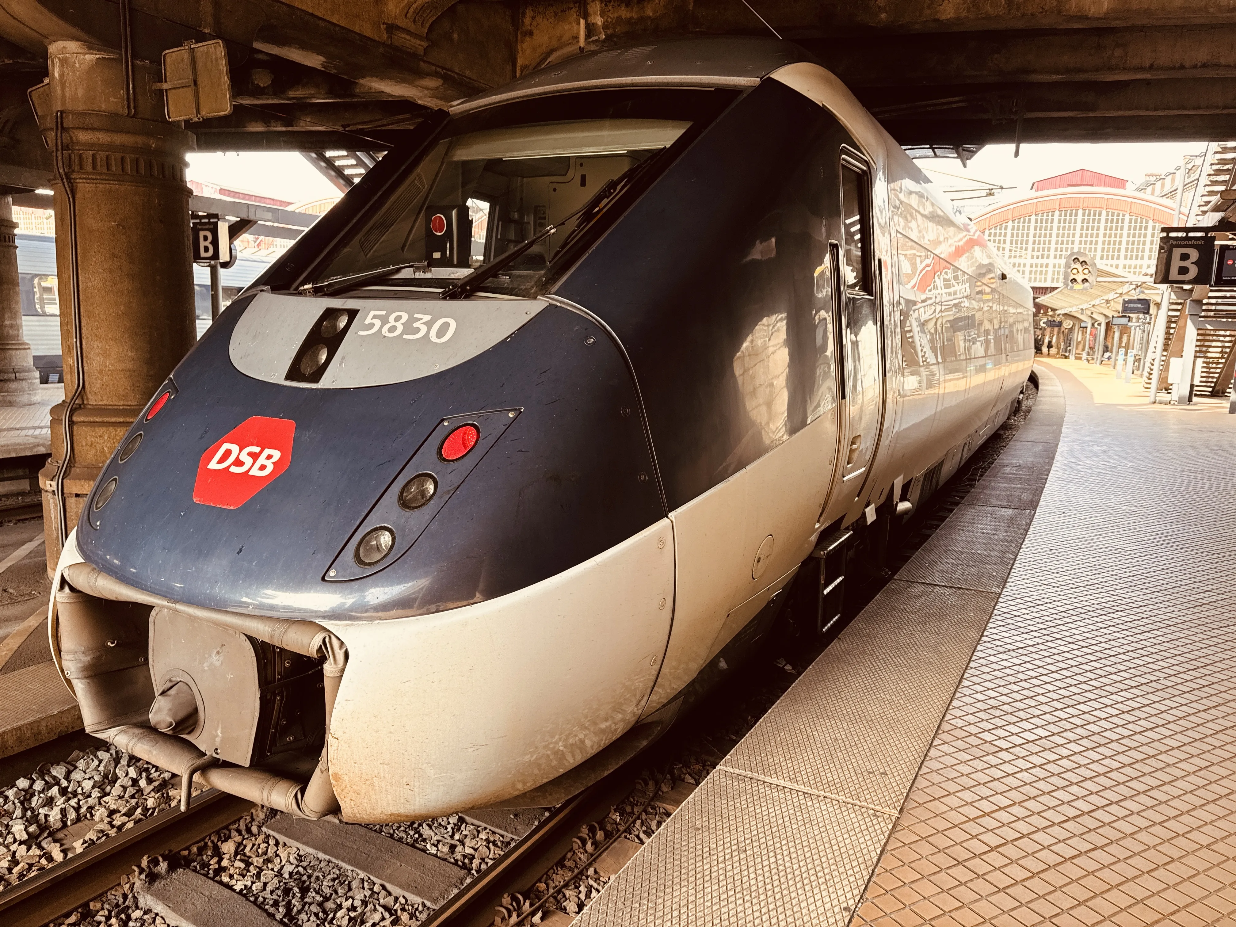 Billede af DSB MG 5630 fotograferet ud for København Hovedbanegård.