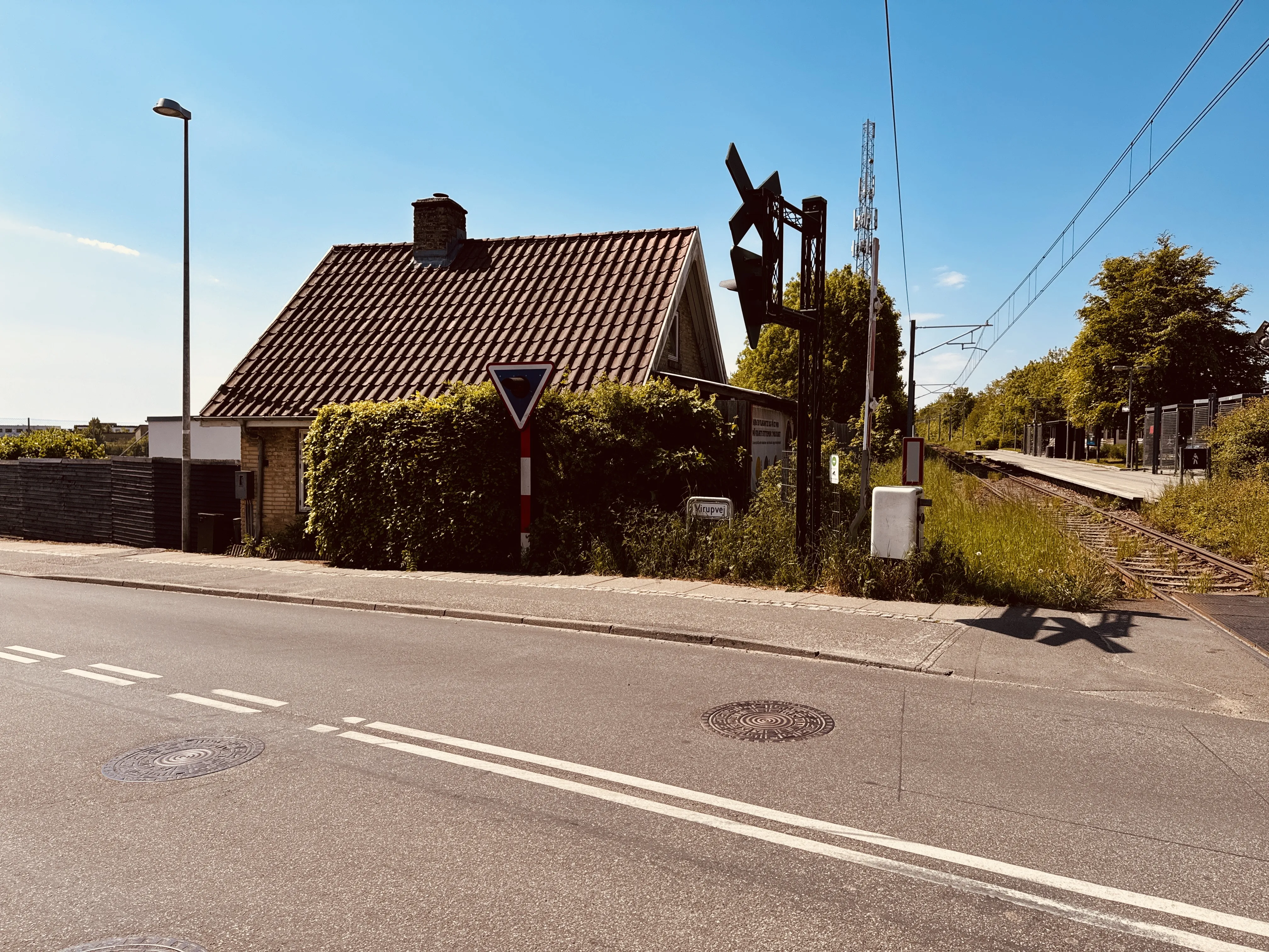 Billede af det gamle vogter hus ved den nu nedrevne Hjortshøj Station. Billede af det gamle vogter hus ved den nu nedrevne Hjortshøj Station.