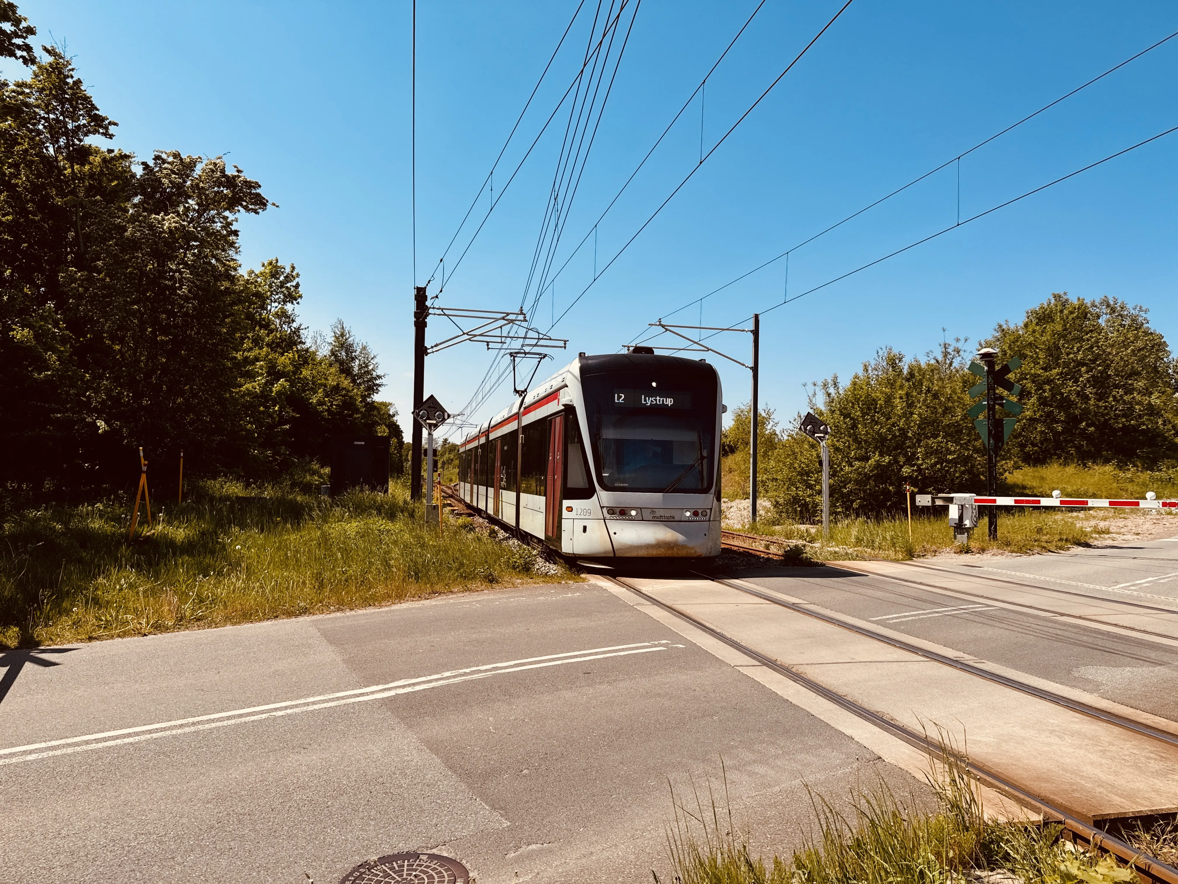 Billede af Aarhus Letbane togsæt 1109 fotograferet ud for det nedlagte Elev Trinbræt. Billede af Aarhus Letbane togsæt 1109 fotograferet ud for det nedlagte Elev Trinbræt.