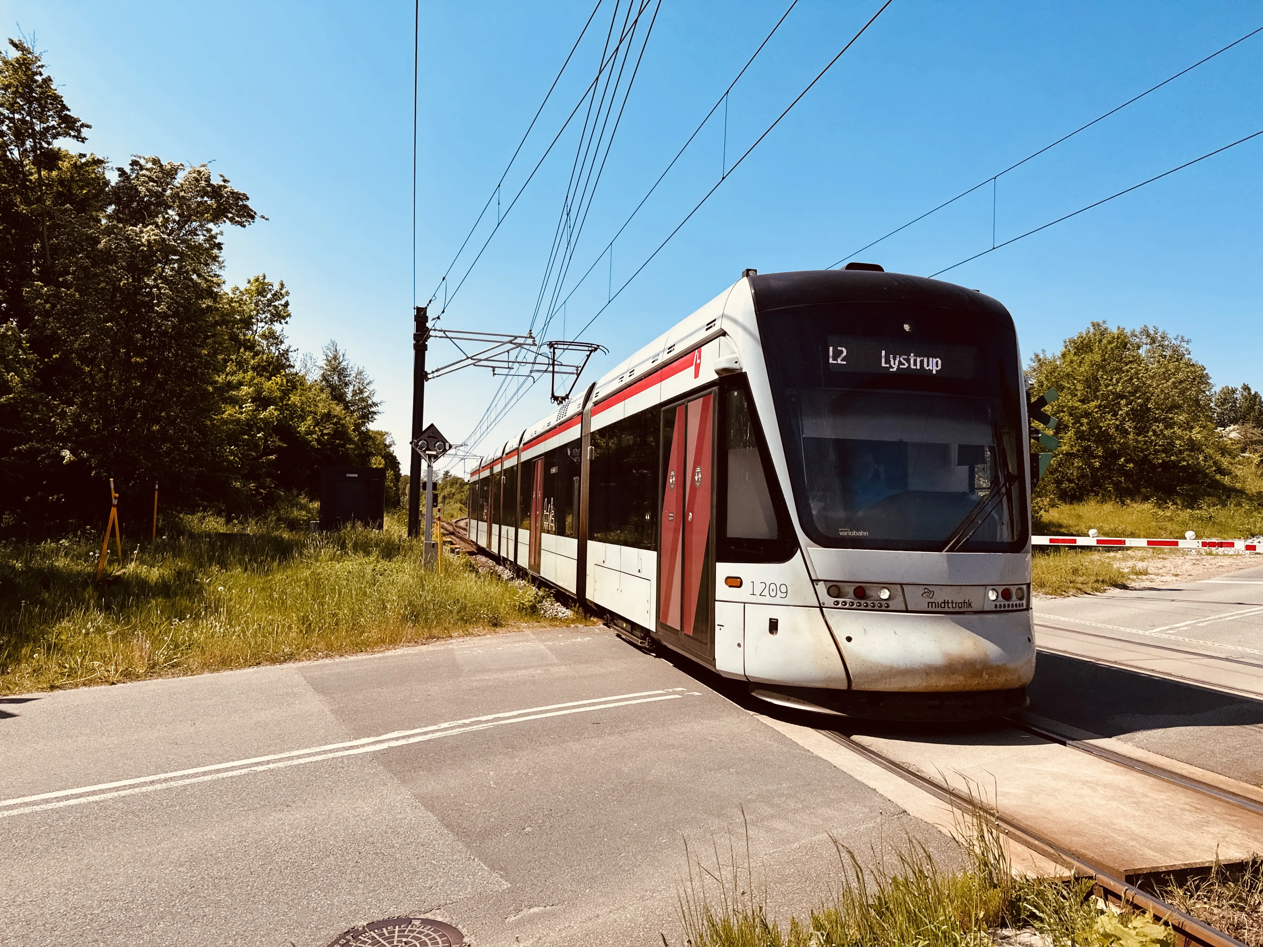 Billede af Aarhus Letbane togsæt 1109 fotograferet ud for det nedlagte Elev Trinbræt. Billede af Aarhus Letbane togsæt 1109 fotograferet ud for det nedlagte Elev Trinbræt.