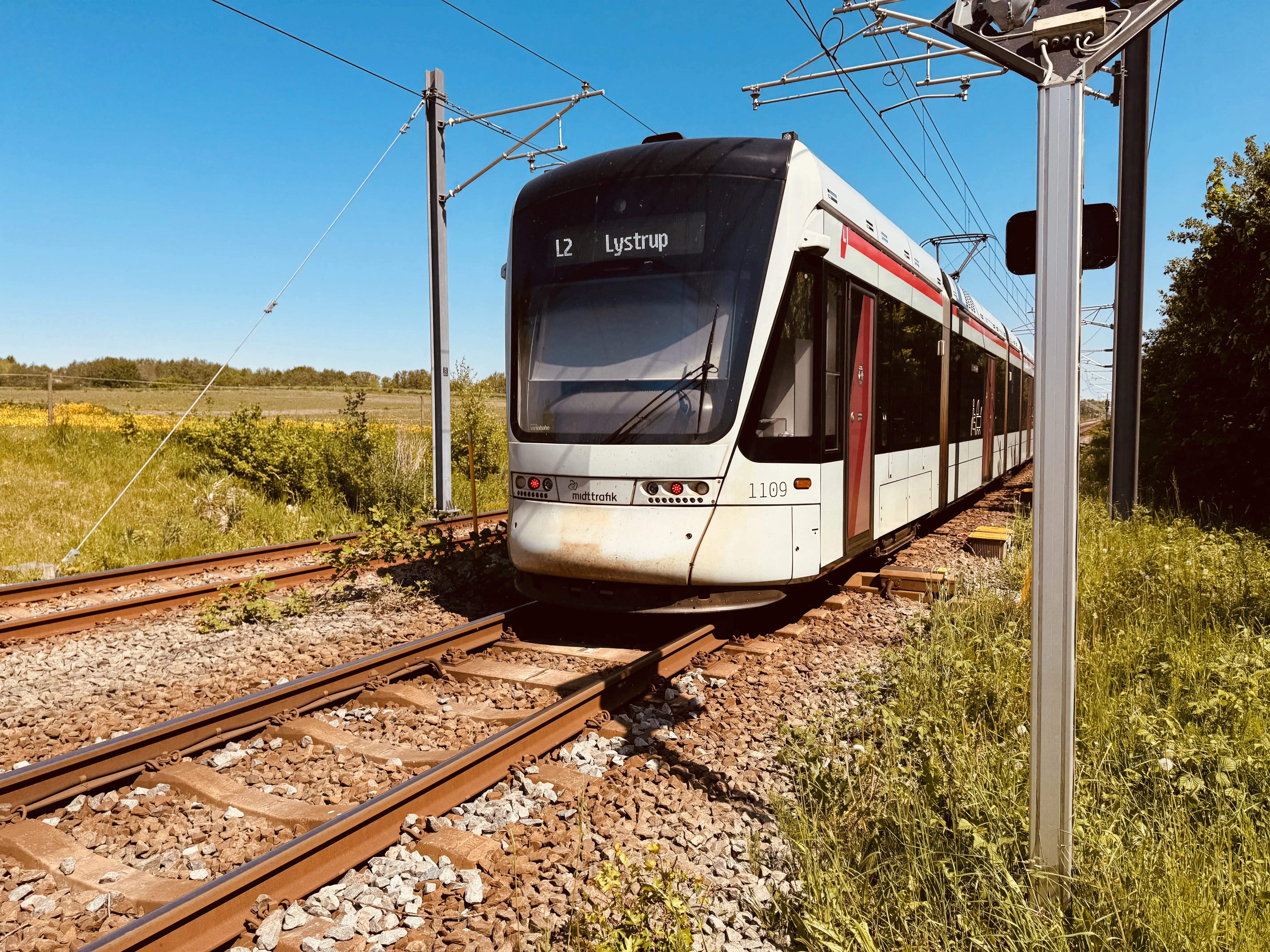 Billede af Aarhus Letbane togsæt 1109 fotograferet ud for det nedlagte Elev Trinbræt. Billede af Aarhus Letbane togsæt 1109 fotograferet ud for det nedlagte Elev Trinbræt.