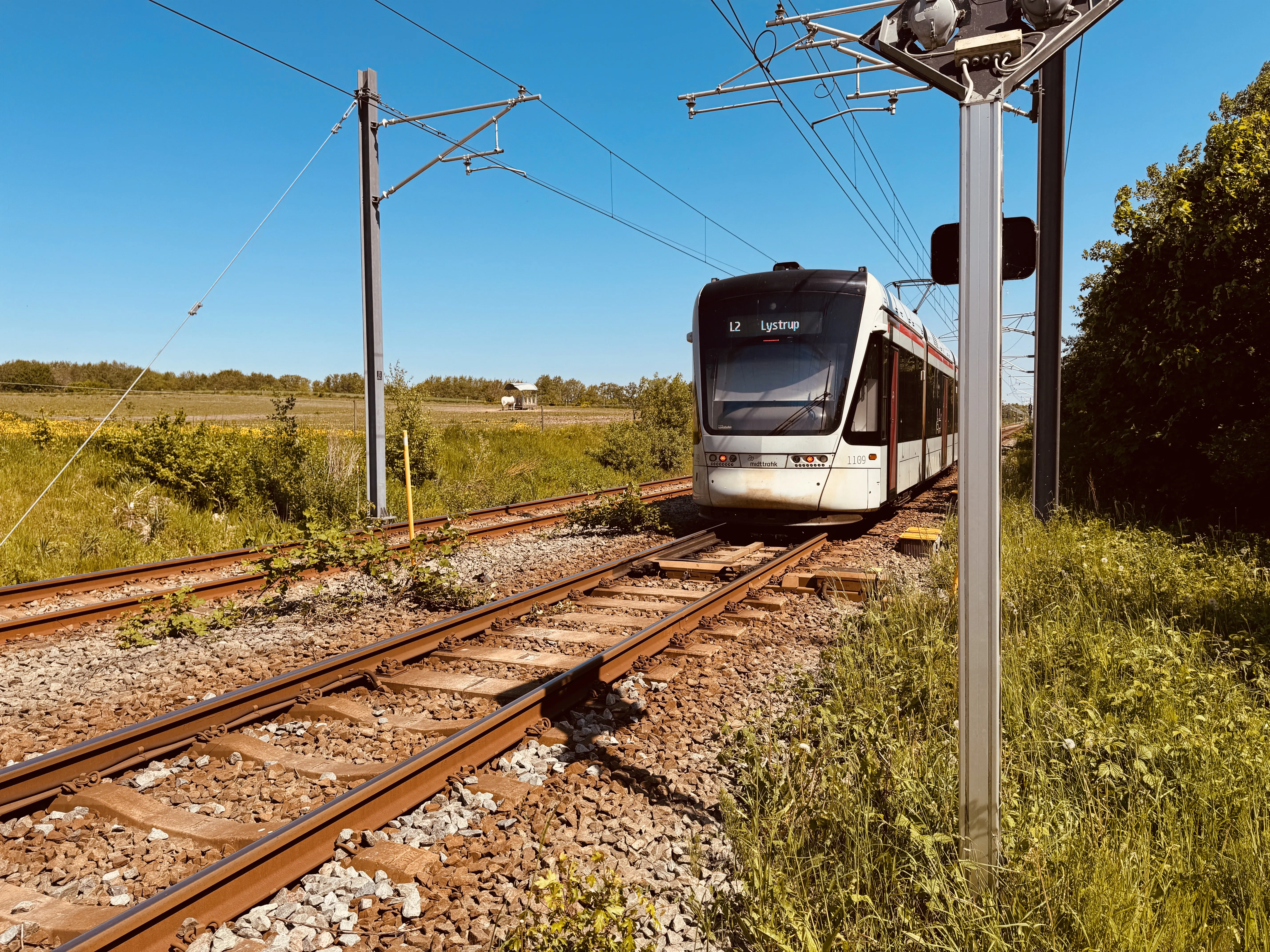 Billede af Aarhus Letbane togsæt 1109 fotograferet ud for det nedlagte Elev Trinbræt. Billede af Aarhus Letbane togsæt 1109 fotograferet ud for det nedlagte Elev Trinbræt.
