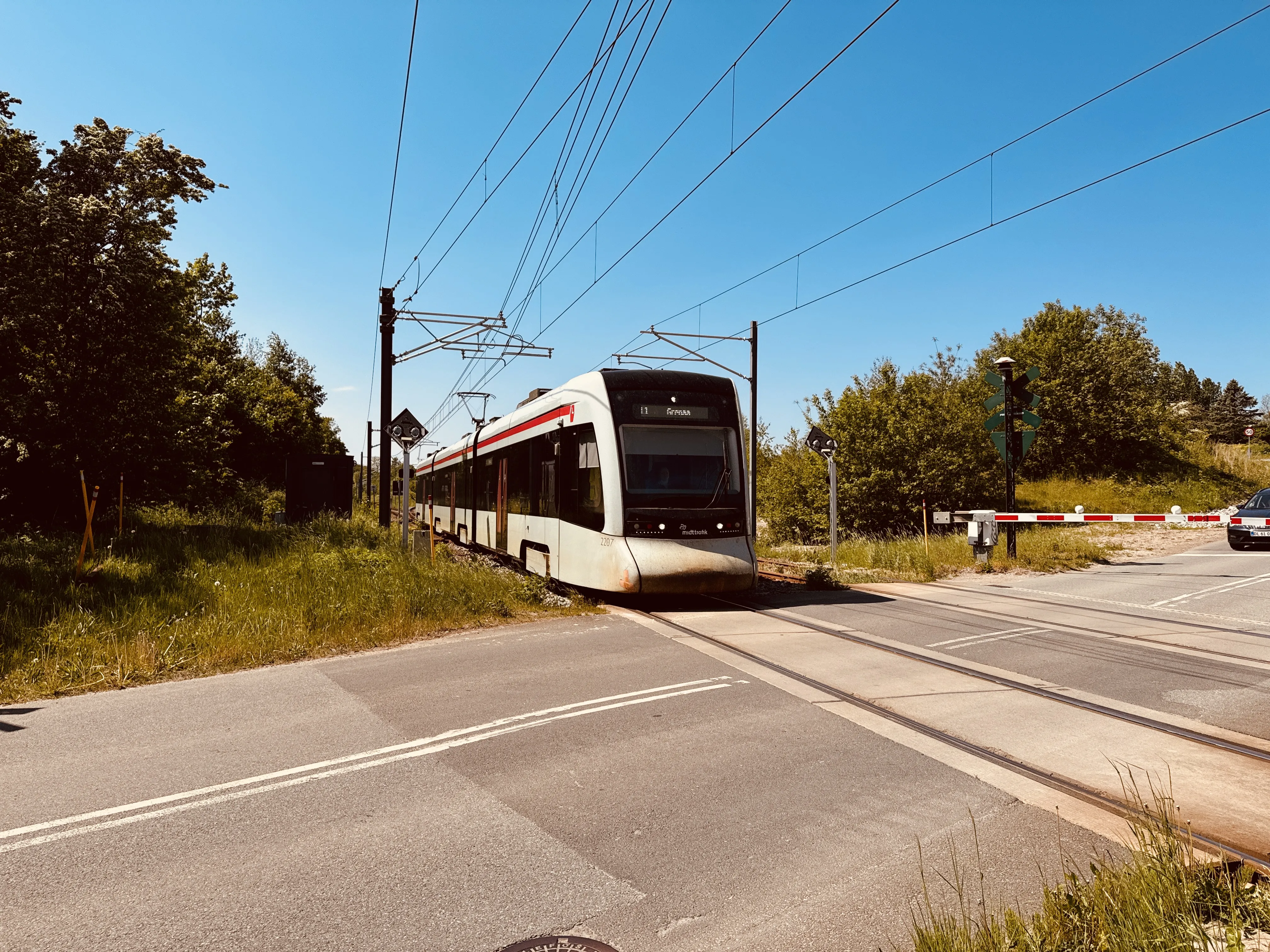 Billede af Aarhus Letbane togsæt 2107 fotograferet ud for Ryomgård Letbanestation. Billede af Aarhus Letbane togsæt 2107 fotograferet ud for Ryomgård Letbanestation.
