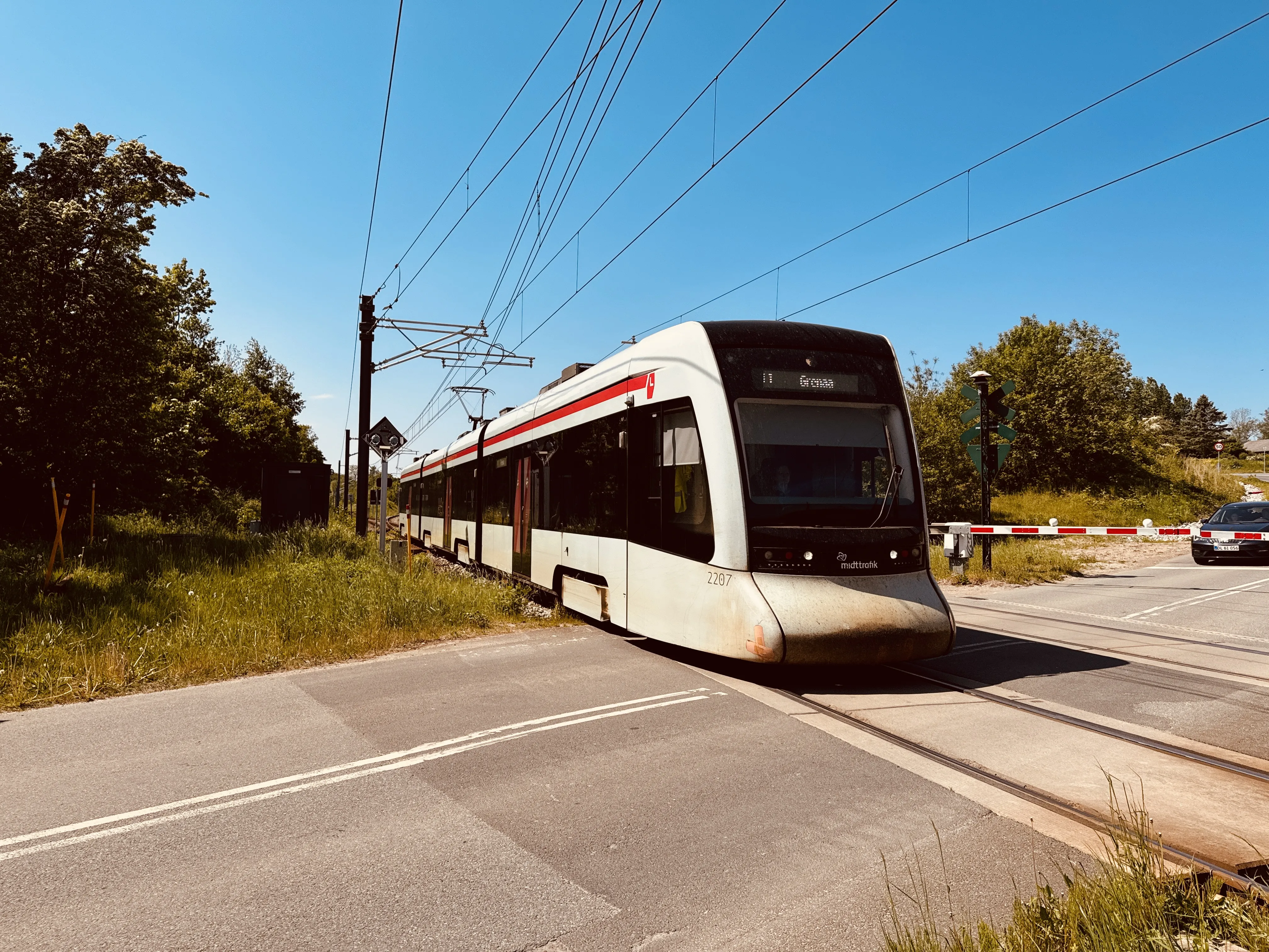 Billede af Aarhus Letbane togsæt 2107 fotograferet ud for Ryomgård Letbanestation. Billede af Aarhus Letbane togsæt 2107 fotograferet ud for Ryomgård Letbanestation.