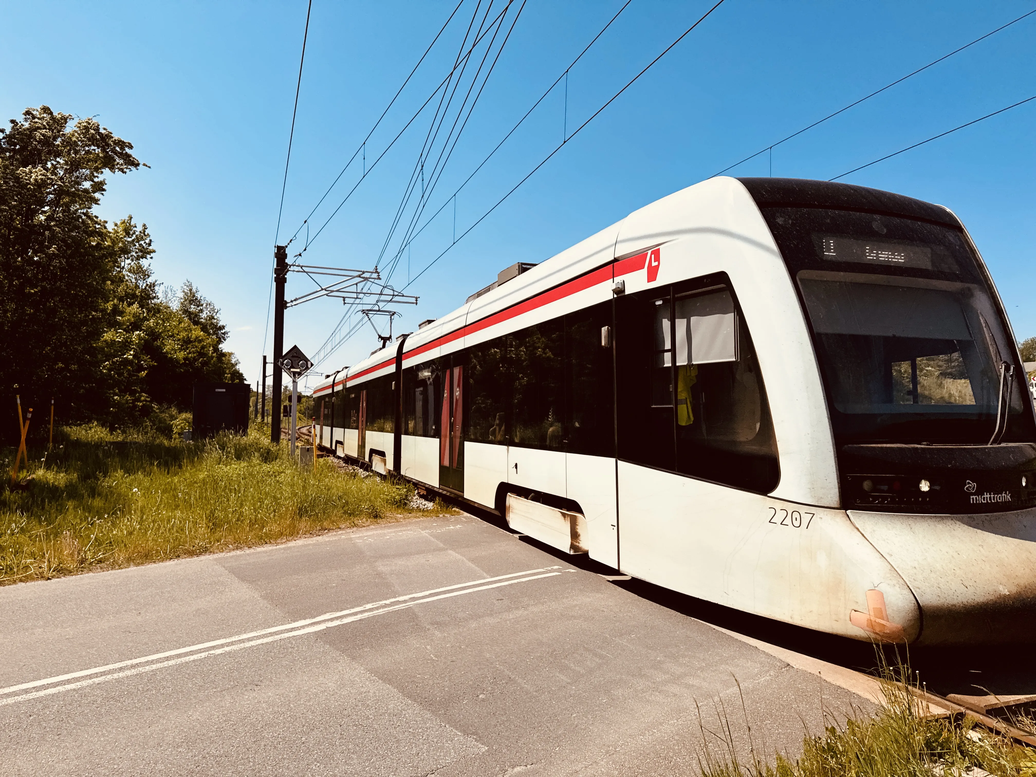 Billede af Aarhus Letbane togsæt 2107 fotograferet ud for Ryomgård Letbanestation. Billede af Aarhus Letbane togsæt 2107 fotograferet ud for Ryomgård Letbanestation.