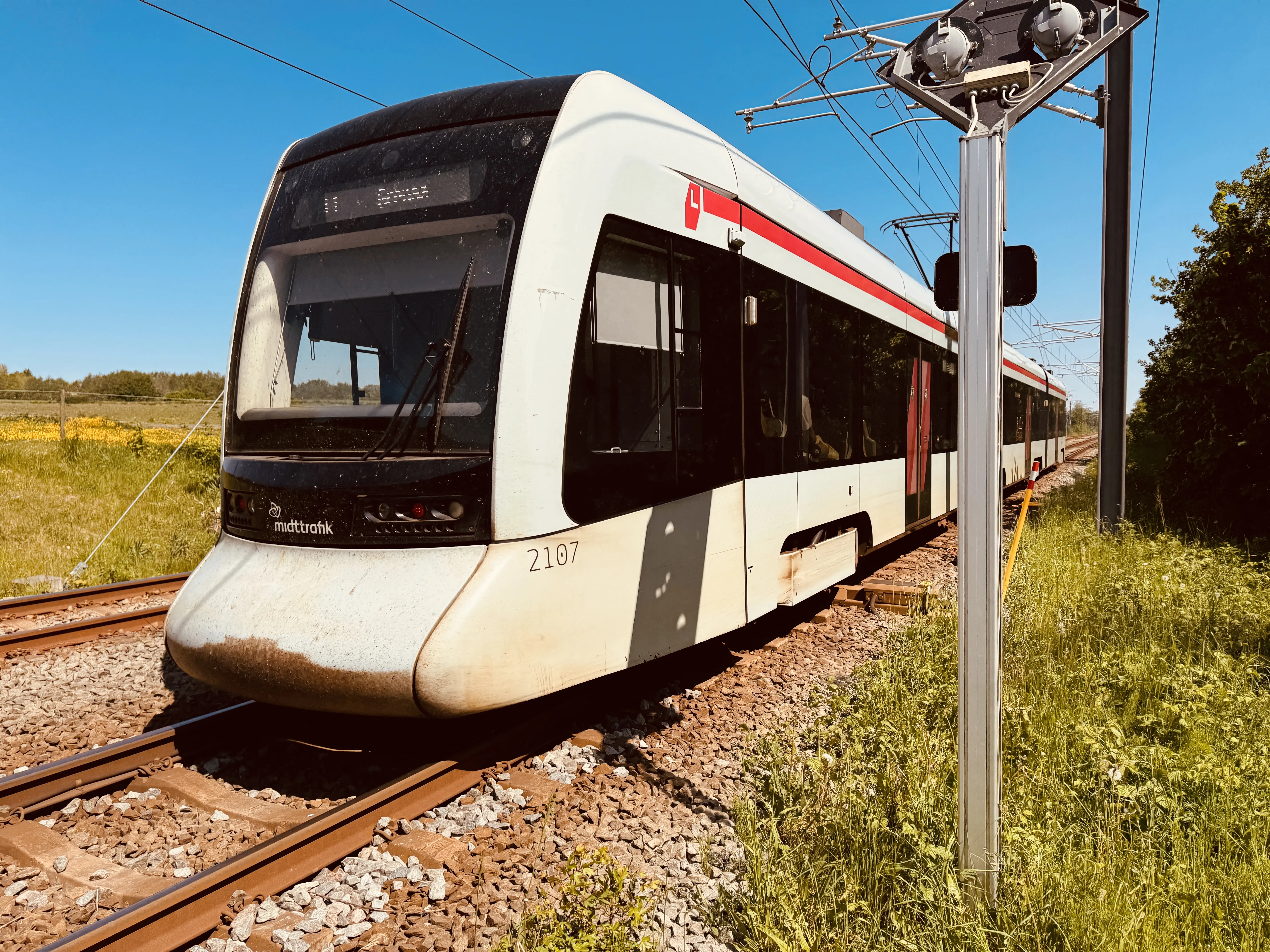 Billede af Aarhus Letbane togsæt 2107 fotograferet ud for Ryomgård Letbanestation. Billede af Aarhus Letbane togsæt 2107 fotograferet ud for Ryomgård Letbanestation.