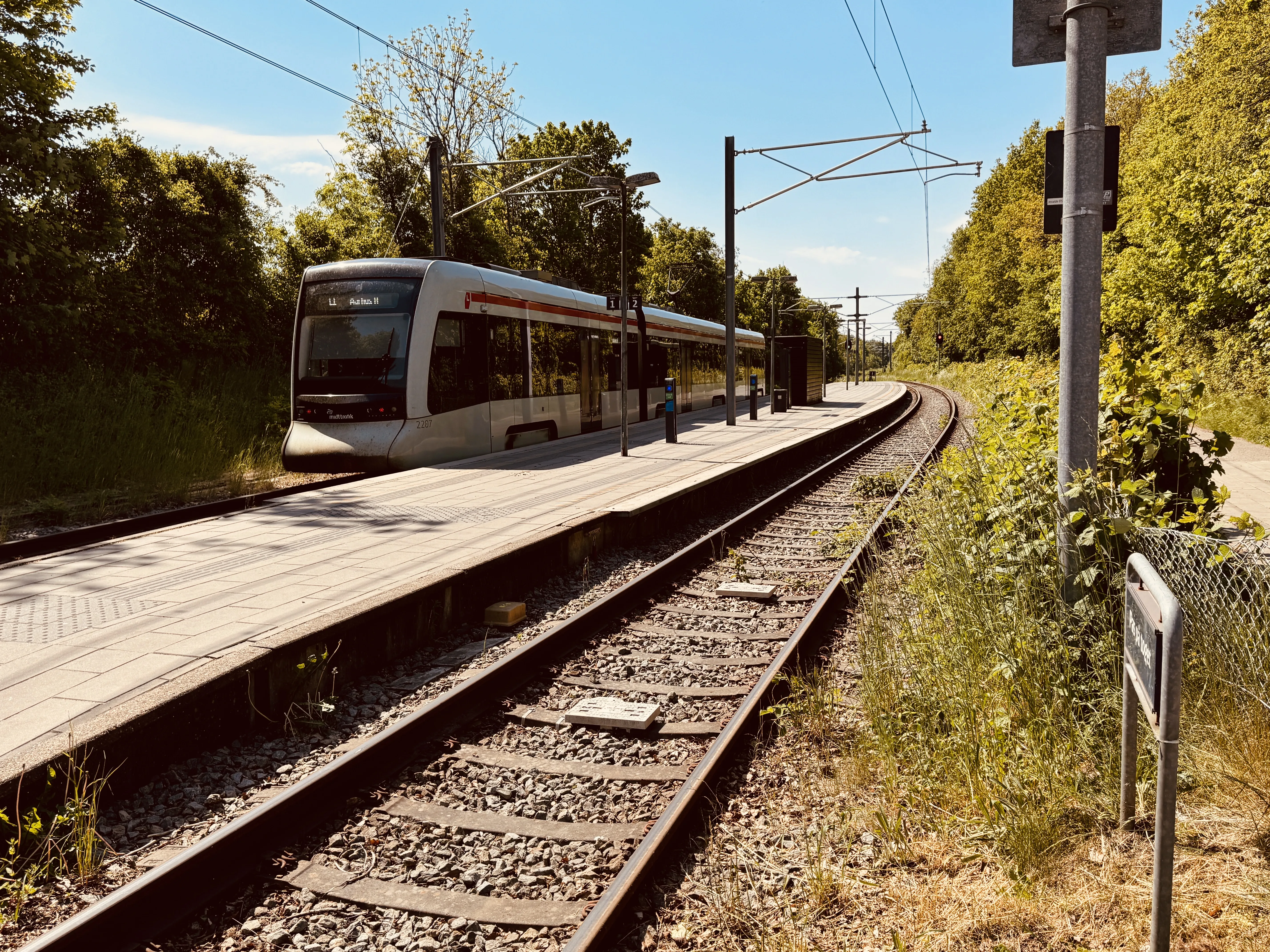 Billede af Aarhus Letbane togsæt 2107 fotograferet ud for Skødstrup Letbanestation. Billede af Aarhus Letbane togsæt 2107 fotograferet ud for Skødstrup Letbanestation.