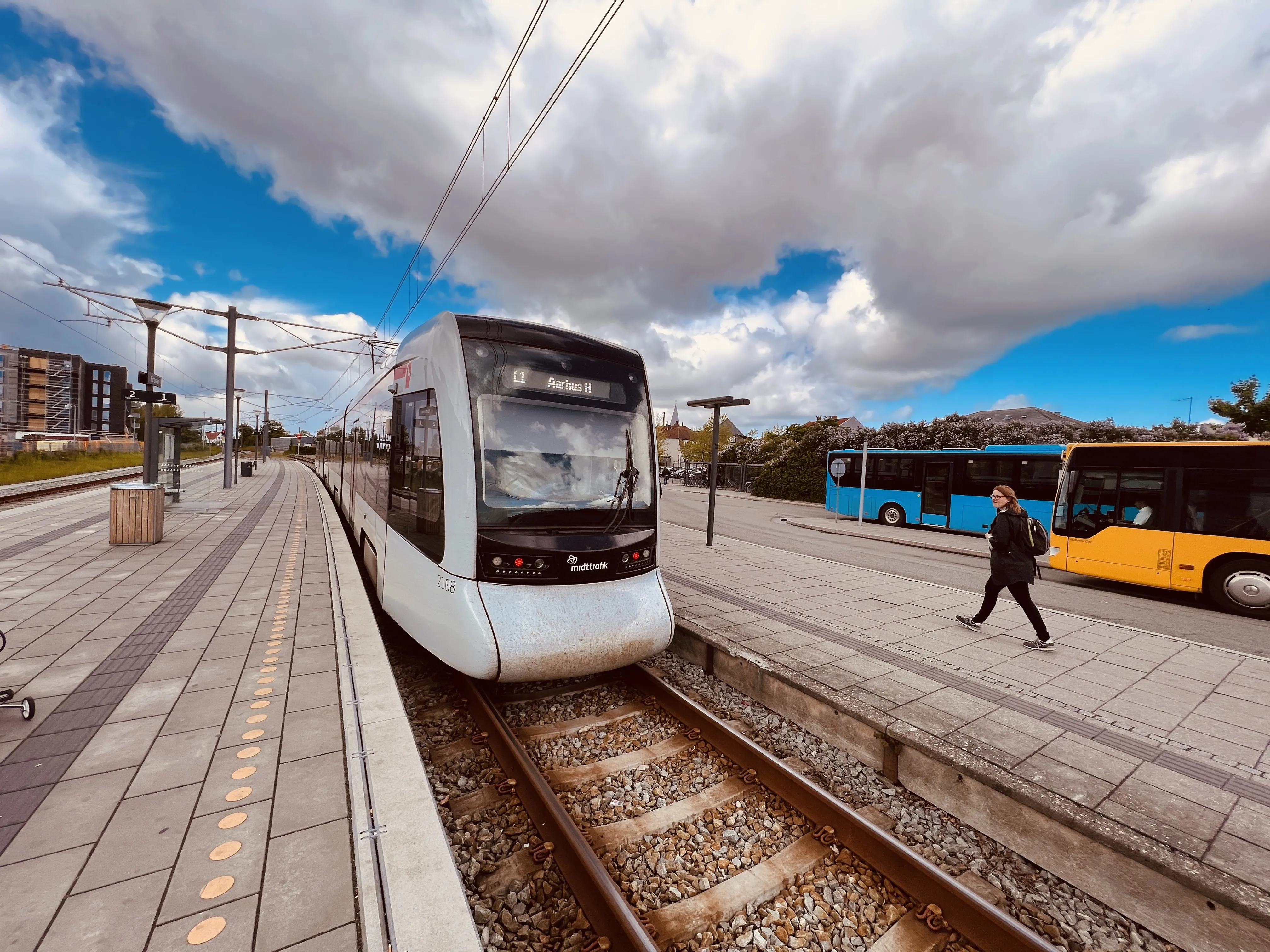 Billede af Aarhus Letbane togsæt 2108 fotograferet ud for Grenaa Letbanestation. Billede af Aarhus Letbane togsæt 2108 fotograferet ud for Grenaa Letbanestation.