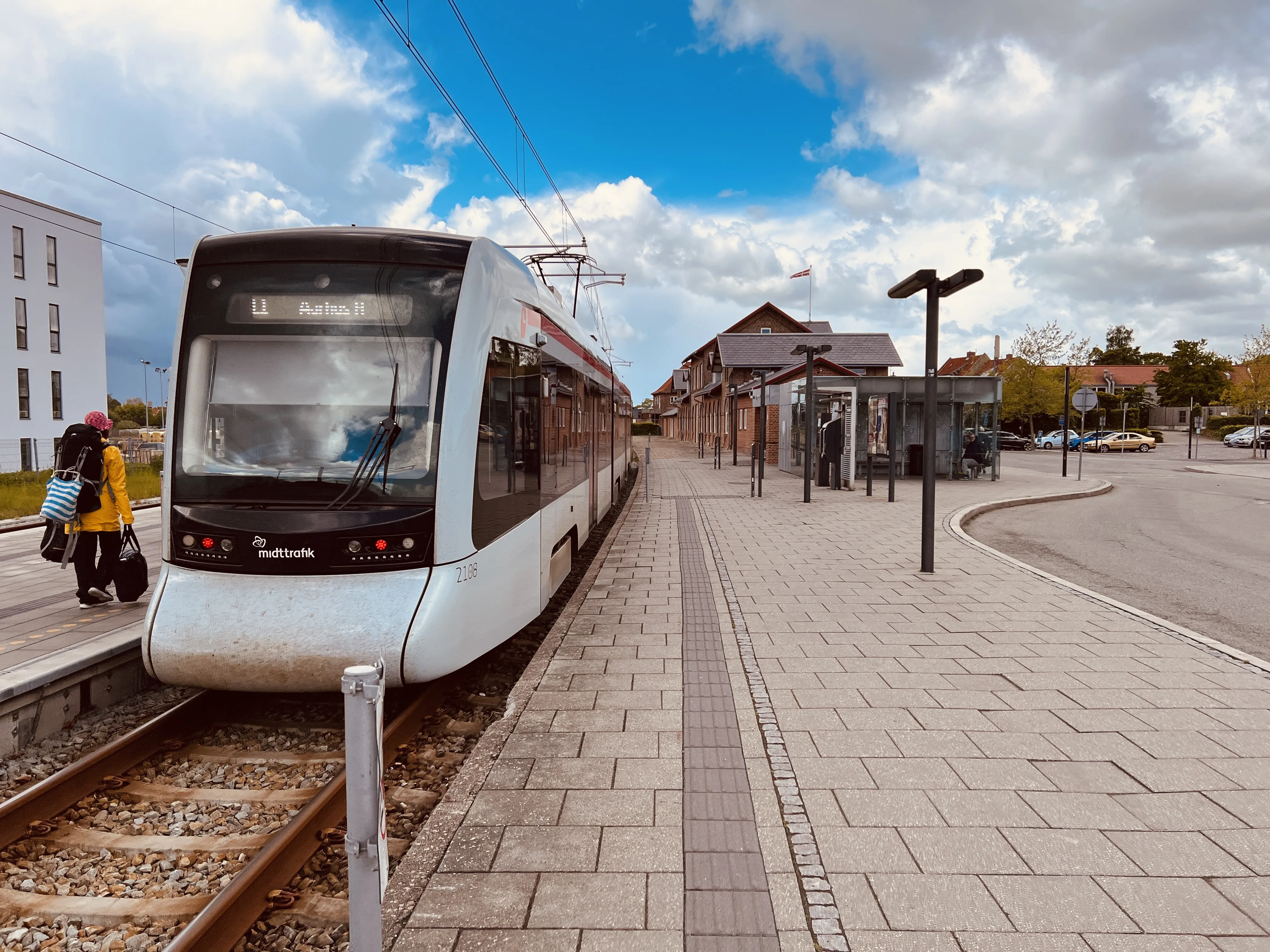 Billede af Aarhus Letbane togsæt 2108 fotograferet ud for Grenaa Letbanestation. Billede af Aarhus Letbane togsæt 2108 fotograferet ud for Grenaa Letbanestation.