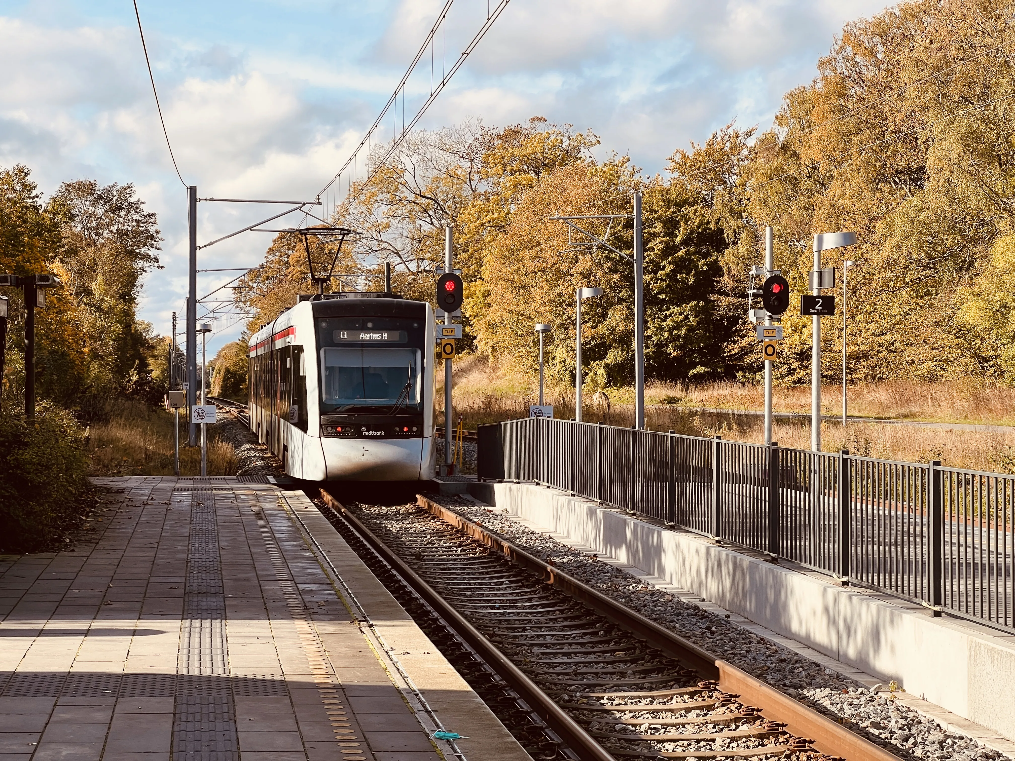 Billede af Aarhus Letbane togsæt 2112 fotograferet ud for Trustrup Letbanestation. Billede af Aarhus Letbane togsæt 2112 fotograferet ud for Trustrup Letbanestation.