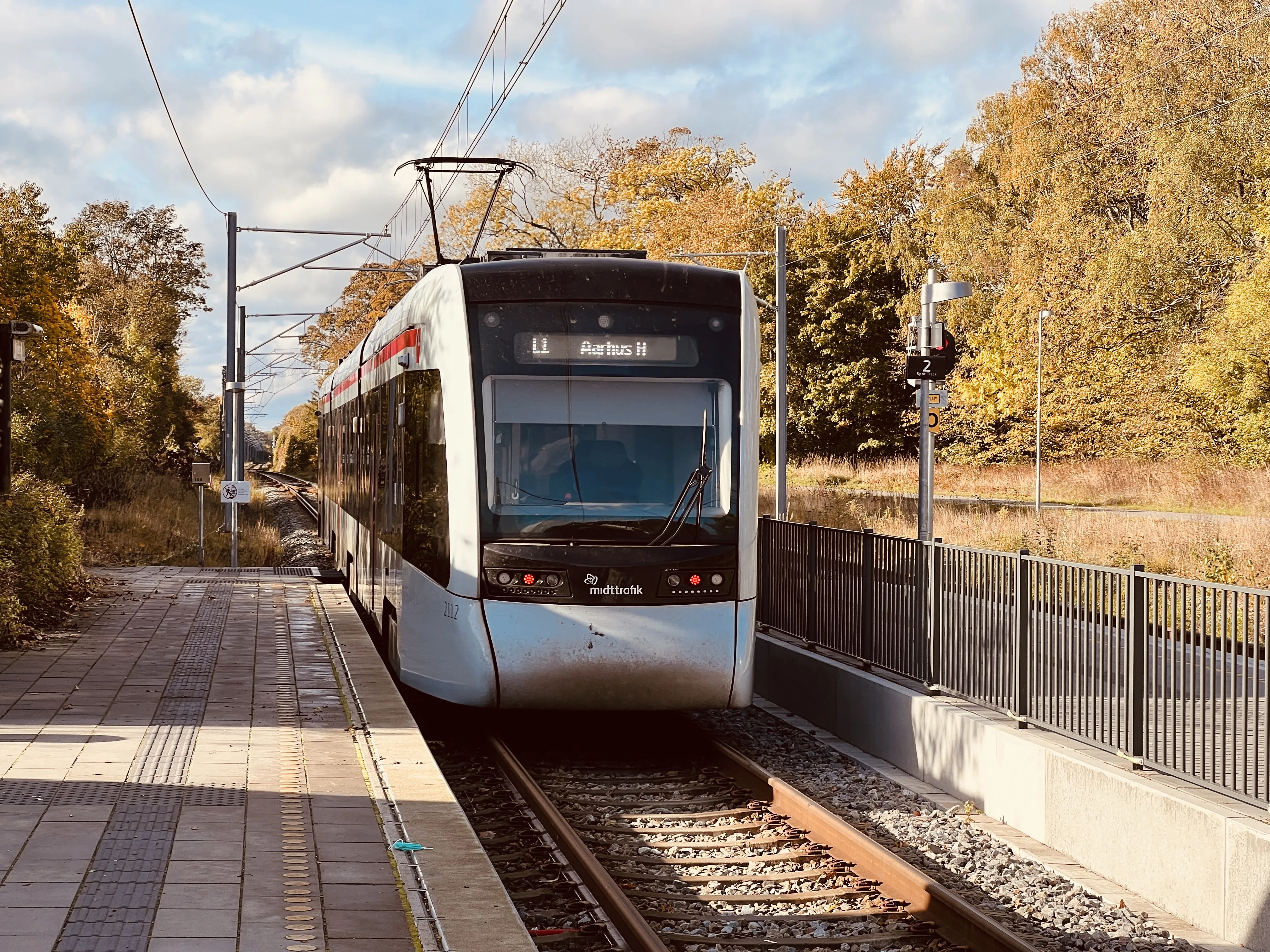 Billede af Aarhus Letbane togsæt 2112 fotograferet ud for Trustrup Letbanestation. Billede af Aarhus Letbane togsæt 2112 fotograferet ud for Trustrup Letbanestation.