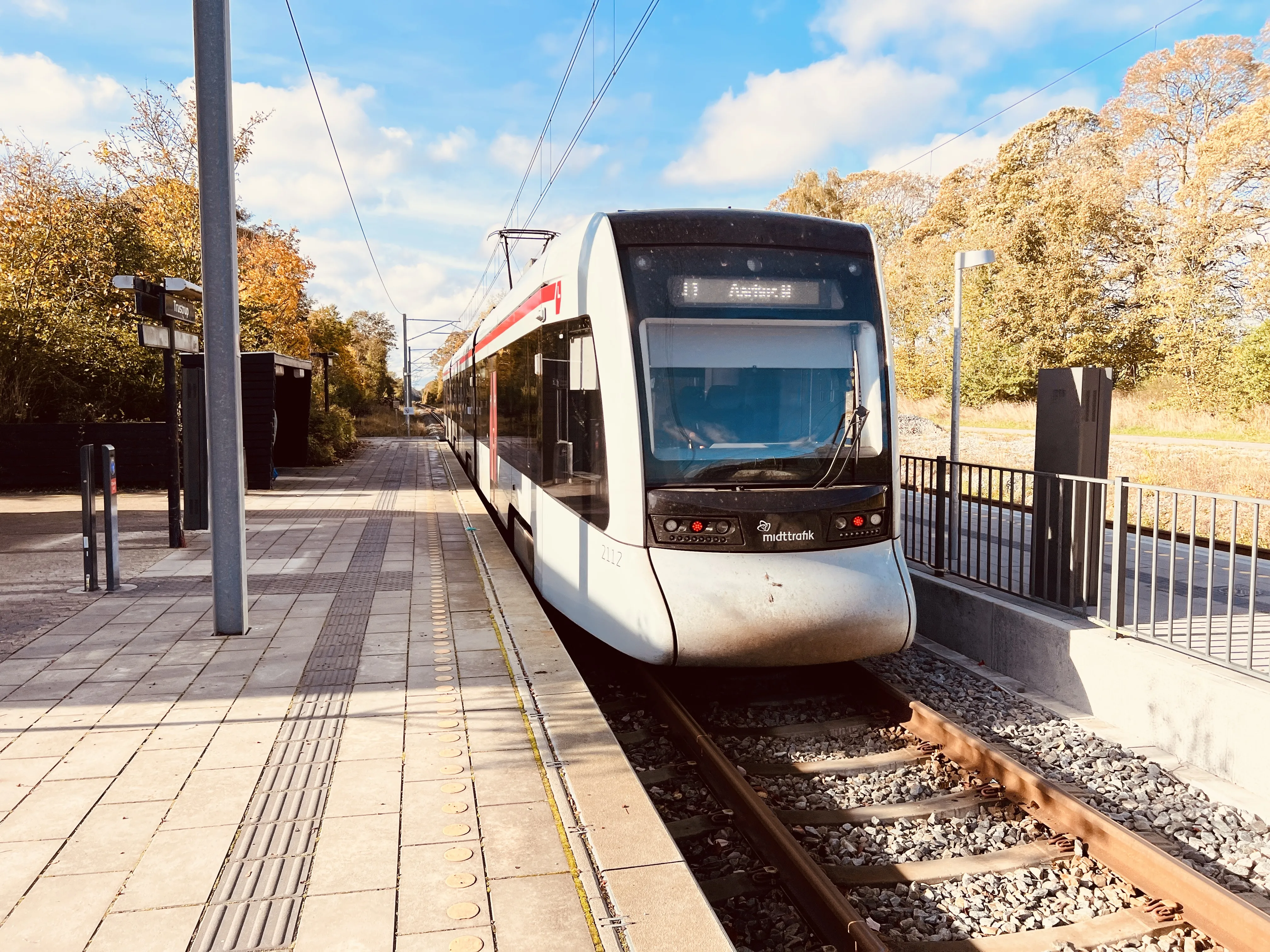 Billede af Aarhus Letbane togsæt 2112 fotograferet ud for Trustrup Letbanestation. Billede af Aarhus Letbane togsæt 2112 fotograferet ud for Trustrup Letbanestation.