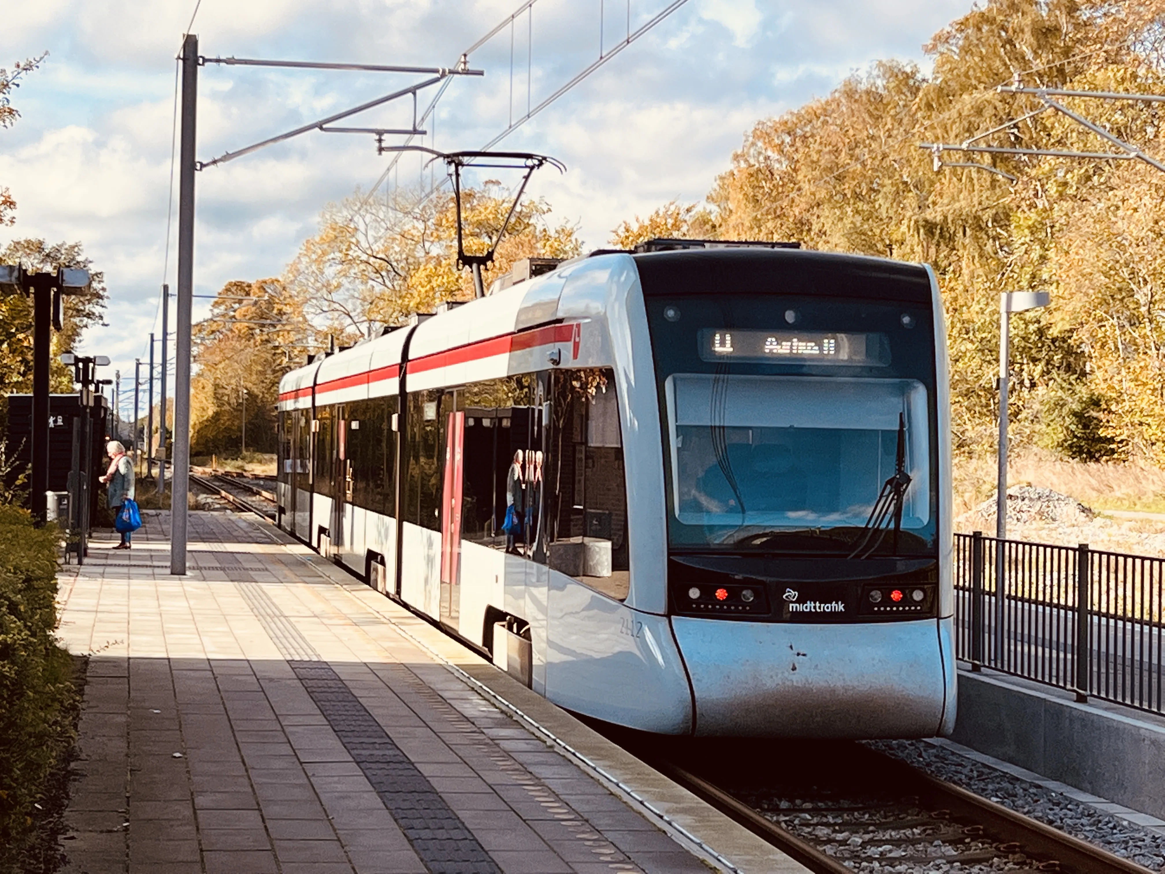 Billede af Aarhus Letbane togsæt 2112 fotograferet ud for Trustrup Letbanestation. Billede af Aarhus Letbane togsæt 2112 fotograferet ud for Trustrup Letbanestation.