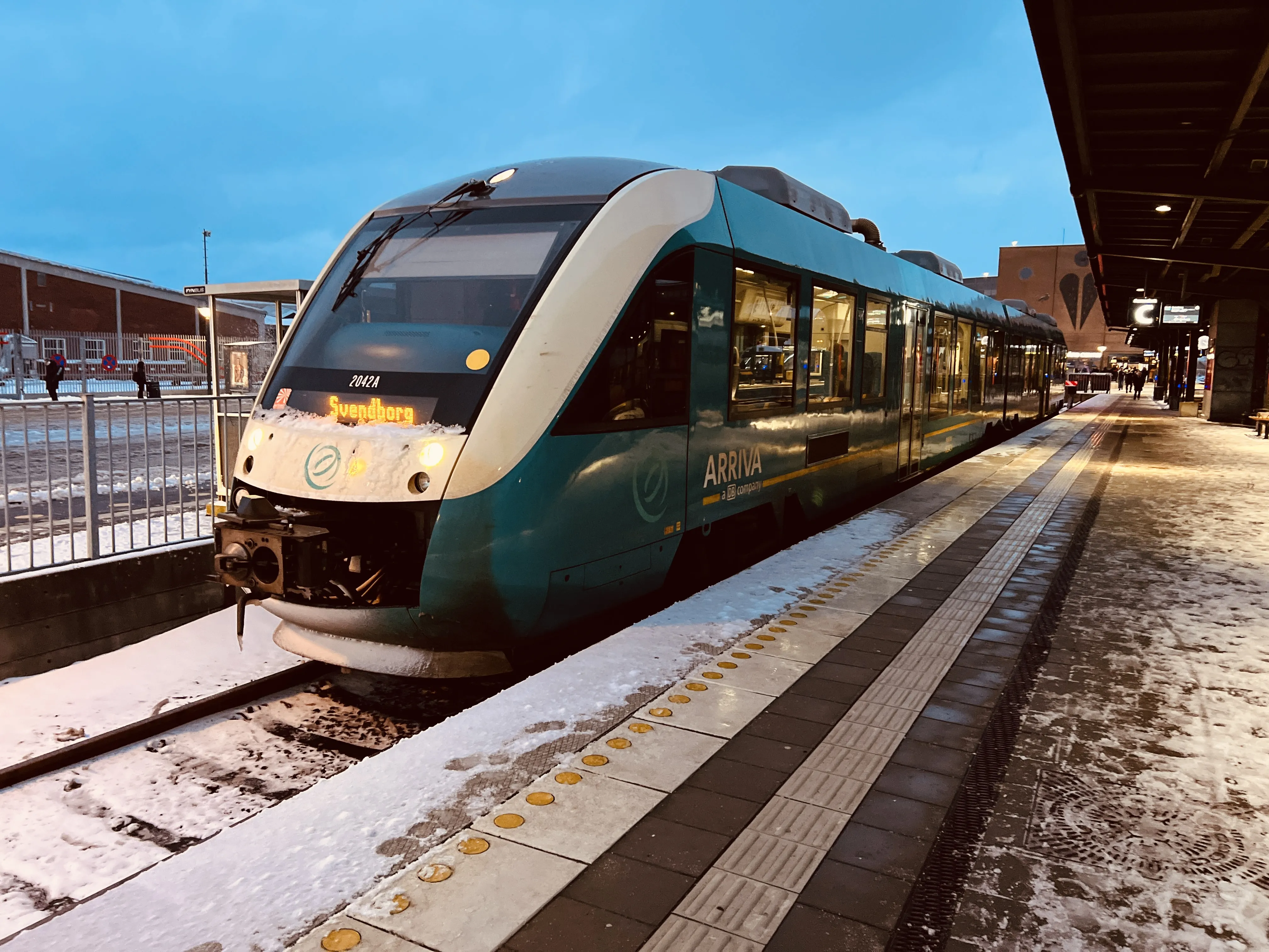 Billede af ARRIVA AR 2042 fotograferet ud for Odense Banegård Center. Billede af ARRIVA AR 2042 fotograferet ud for Odense Banegård Center.