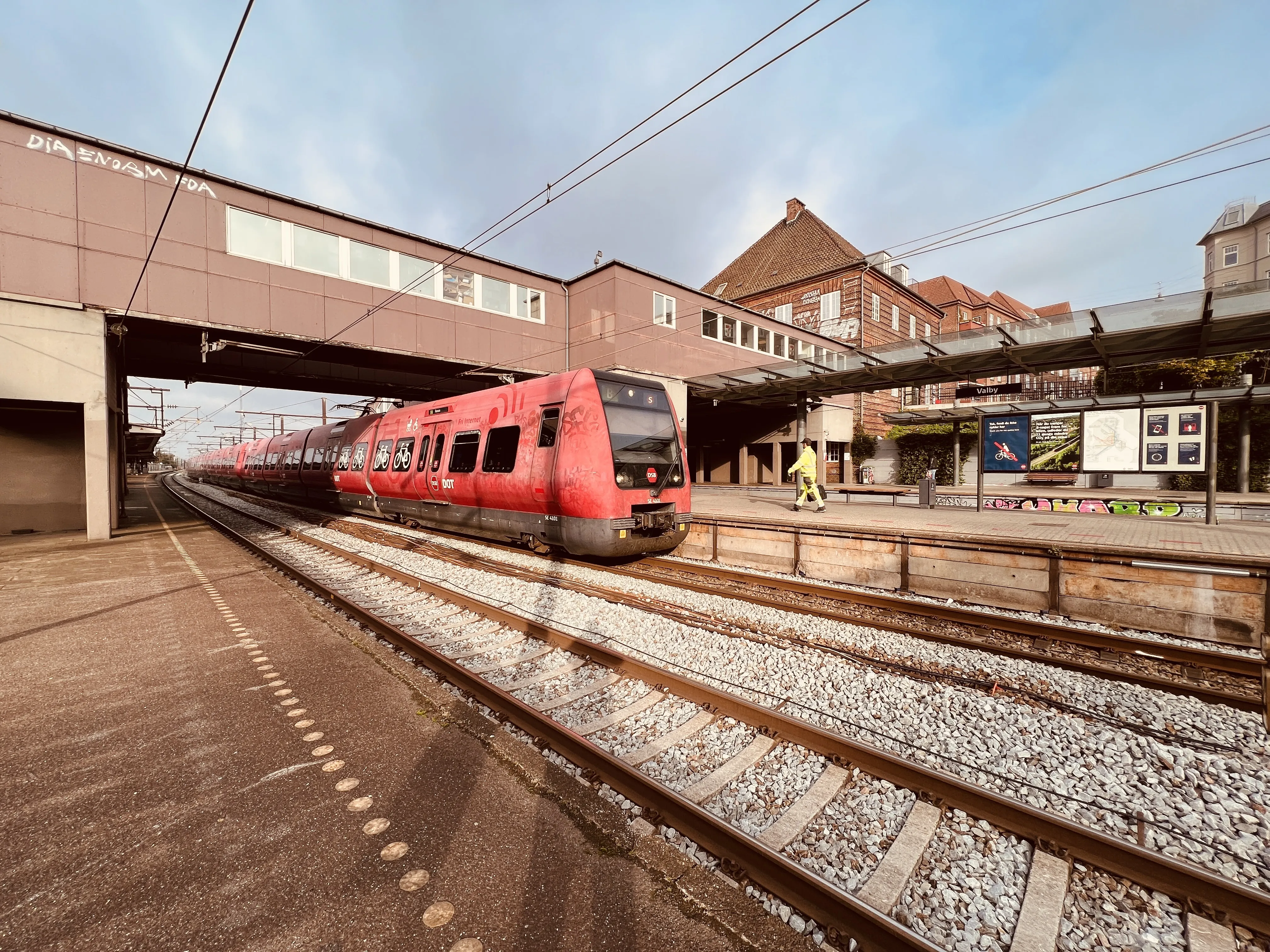 Billede af DSB SE 4101 fotograferet ud for Valby Station. Billede af DSB SE 4101 fotograferet ud for Valby Station.