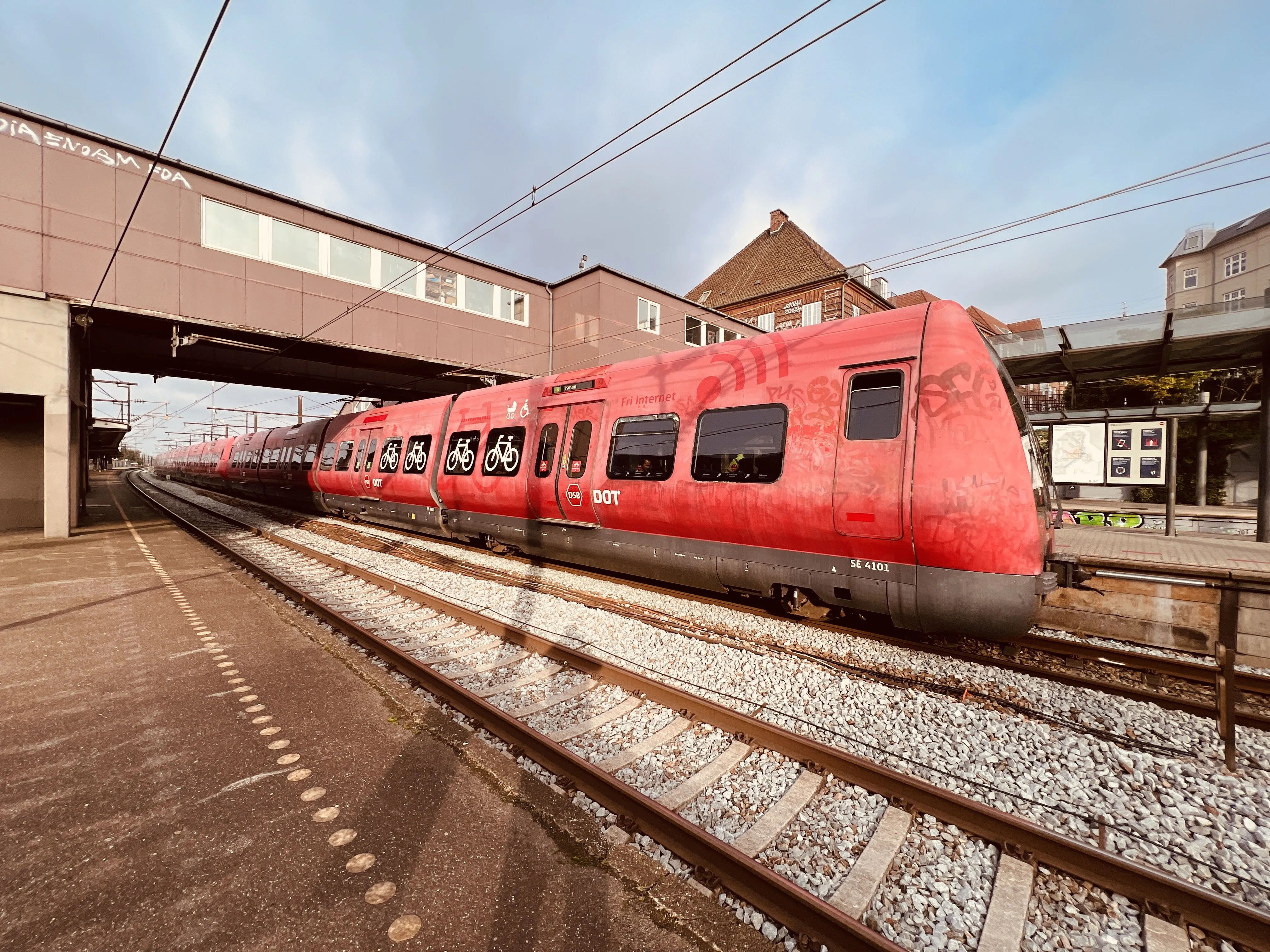 Billede af DSB SE 4101 fotograferet ud for Valby Station. Billede af DSB SE 4101 fotograferet ud for Valby Station.