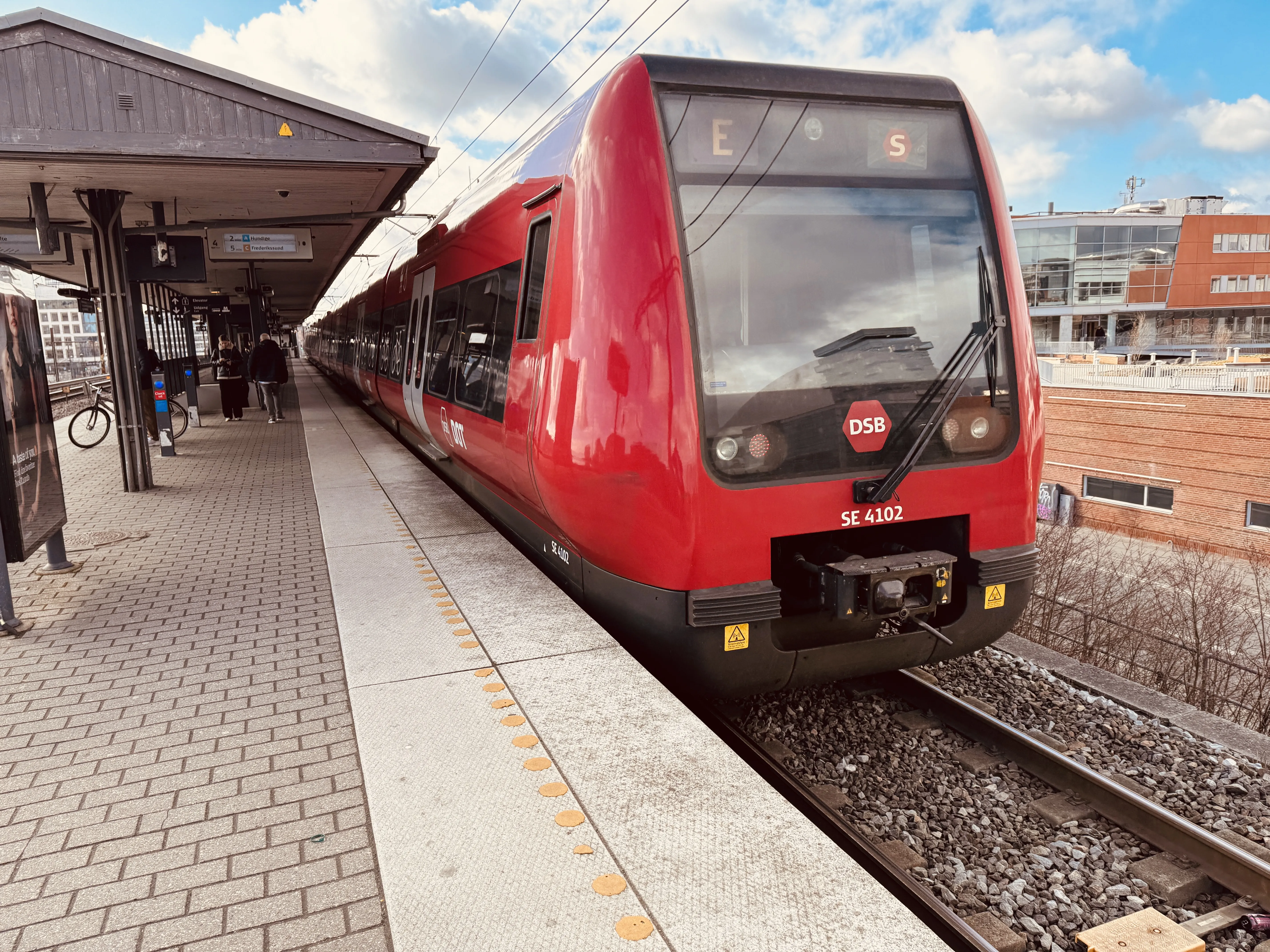 Billede af DSB SE 4102 fotograferet ud for Nordhavn S-togstrinbræt. Billede af DSB SE 4102 fotograferet ud for Nordhavn S-togstrinbræt.