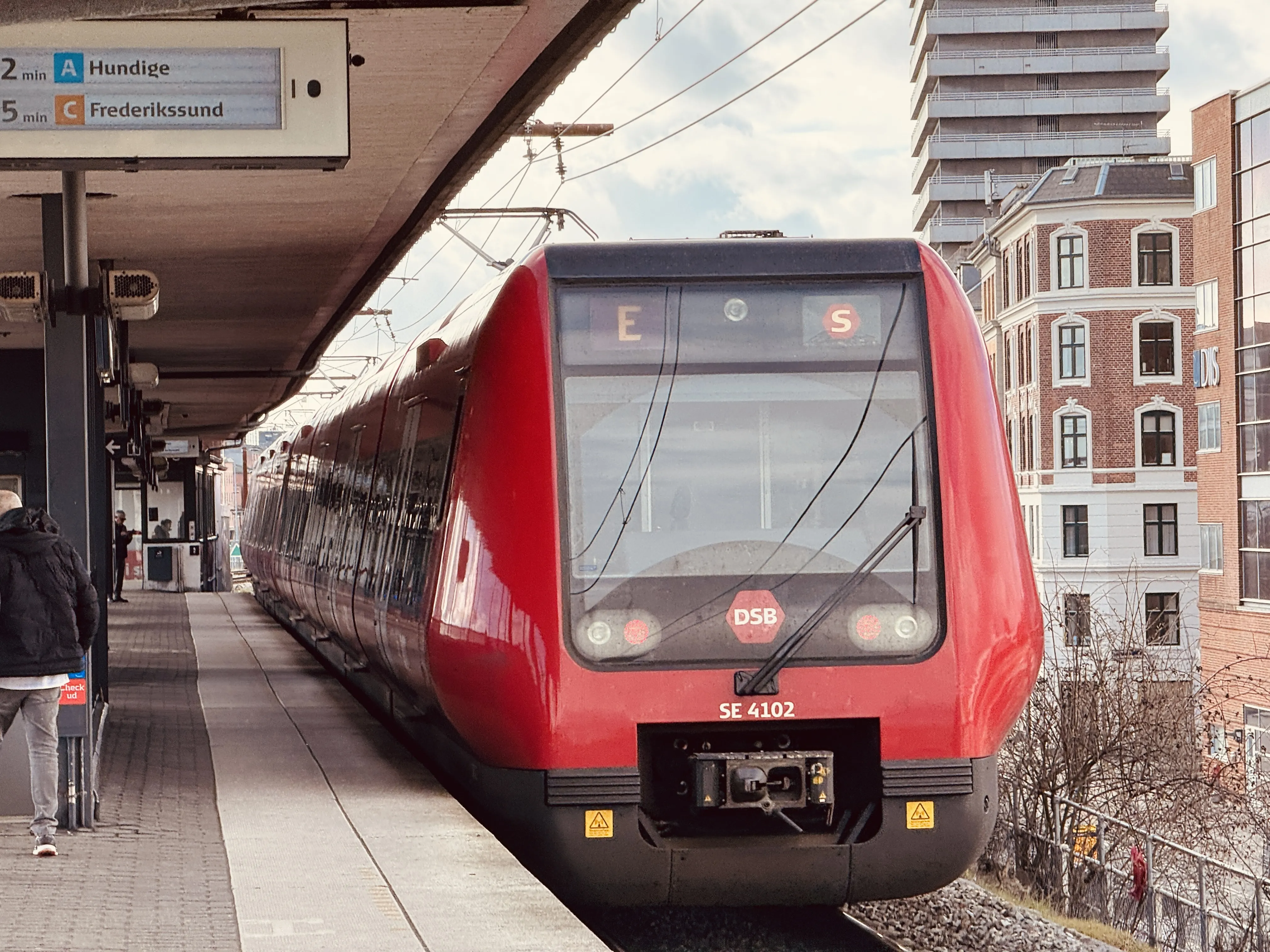 Billede af DSB SE 4102 fotograferet ud for Nordhavn S-togstrinbræt. Billede af DSB SE 4102 fotograferet ud for Nordhavn S-togstrinbræt.