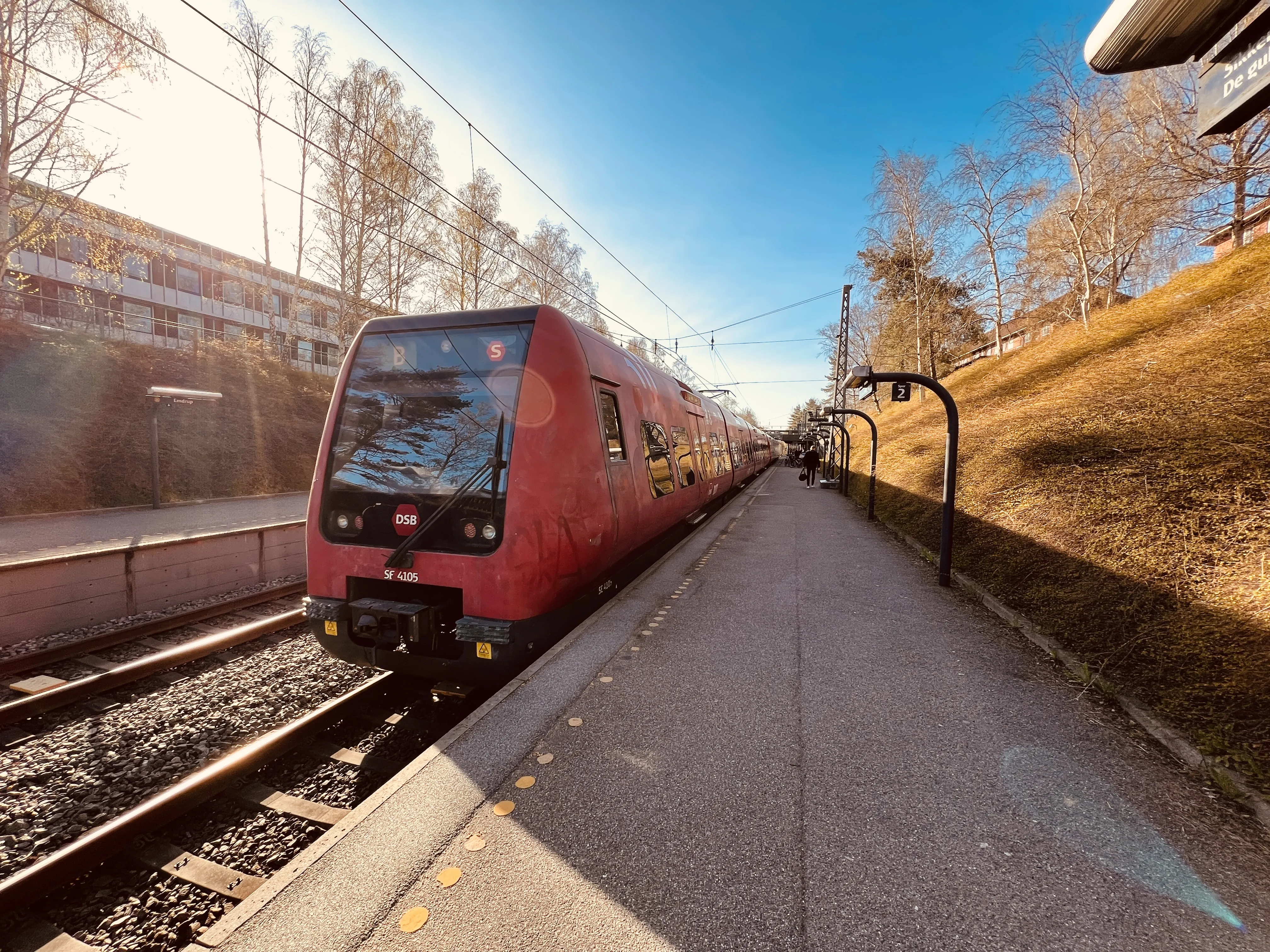 Billede af DSB SE 4105 fotograferet ud for Emdrup S-togstrinbræt. Billede af DSB SE 4105 fotograferet ud for Emdrup S-togstrinbræt.