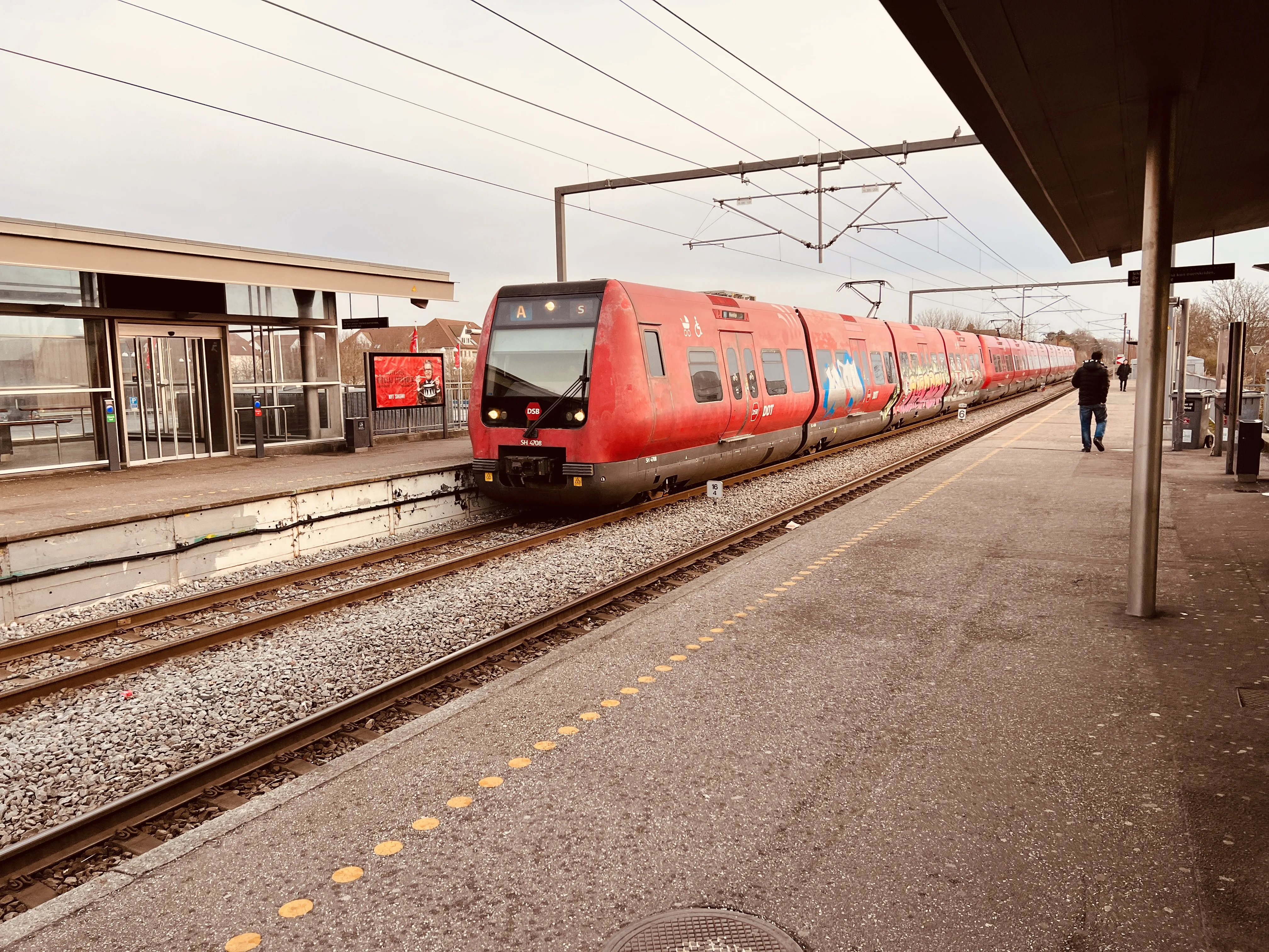 Billede af DSB SE 4108 fotograferet ud for Ishøj S-togsstation. Billede af DSB SE 4108 fotograferet ud for Ishøj S-togsstation.