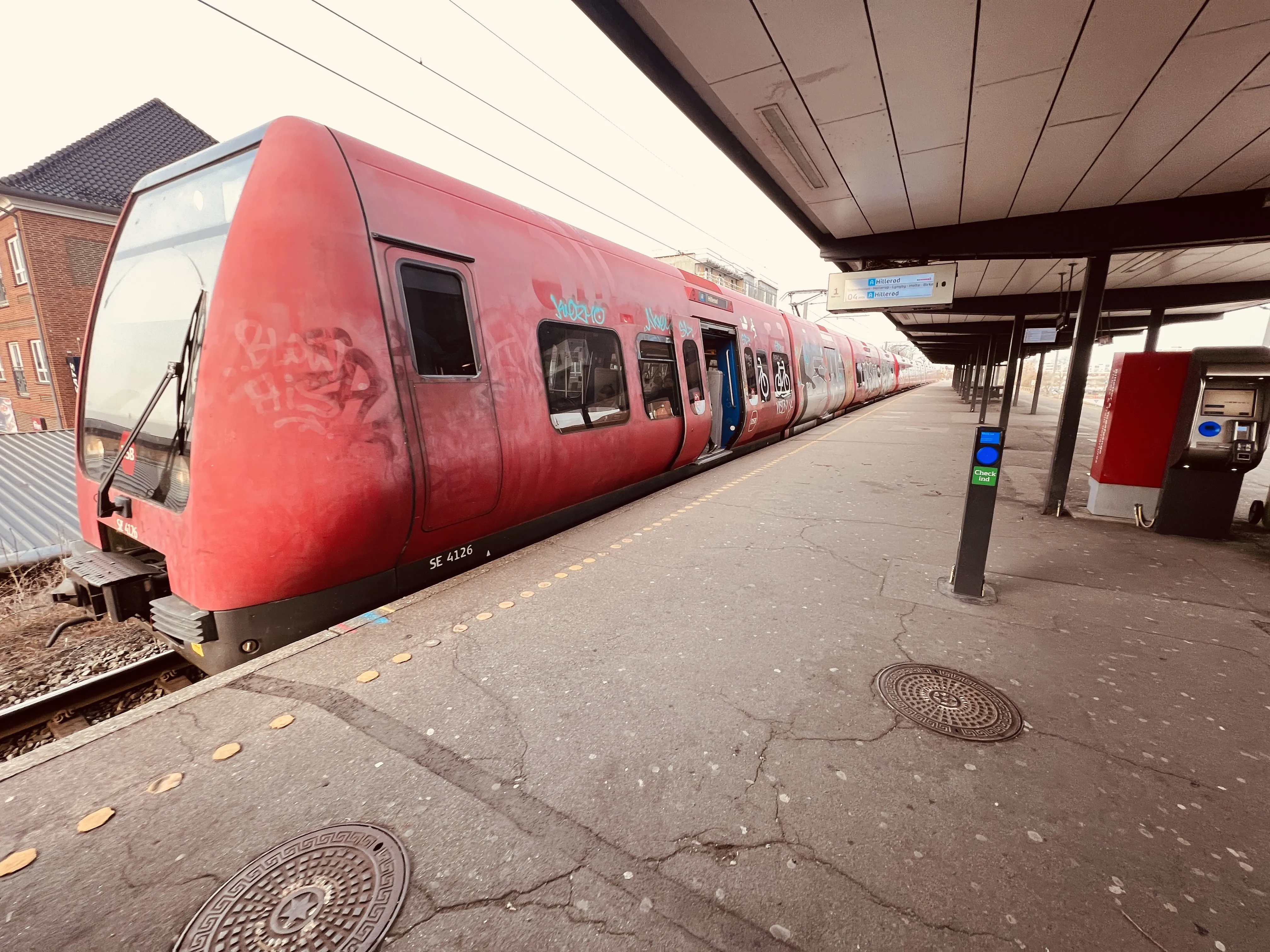 Billede af DSB SE 4126 fotograferet ud for Vallensbæk S-togsstation. Billede af DSB SE 4126 fotograferet ud for Vallensbæk S-togsstation.