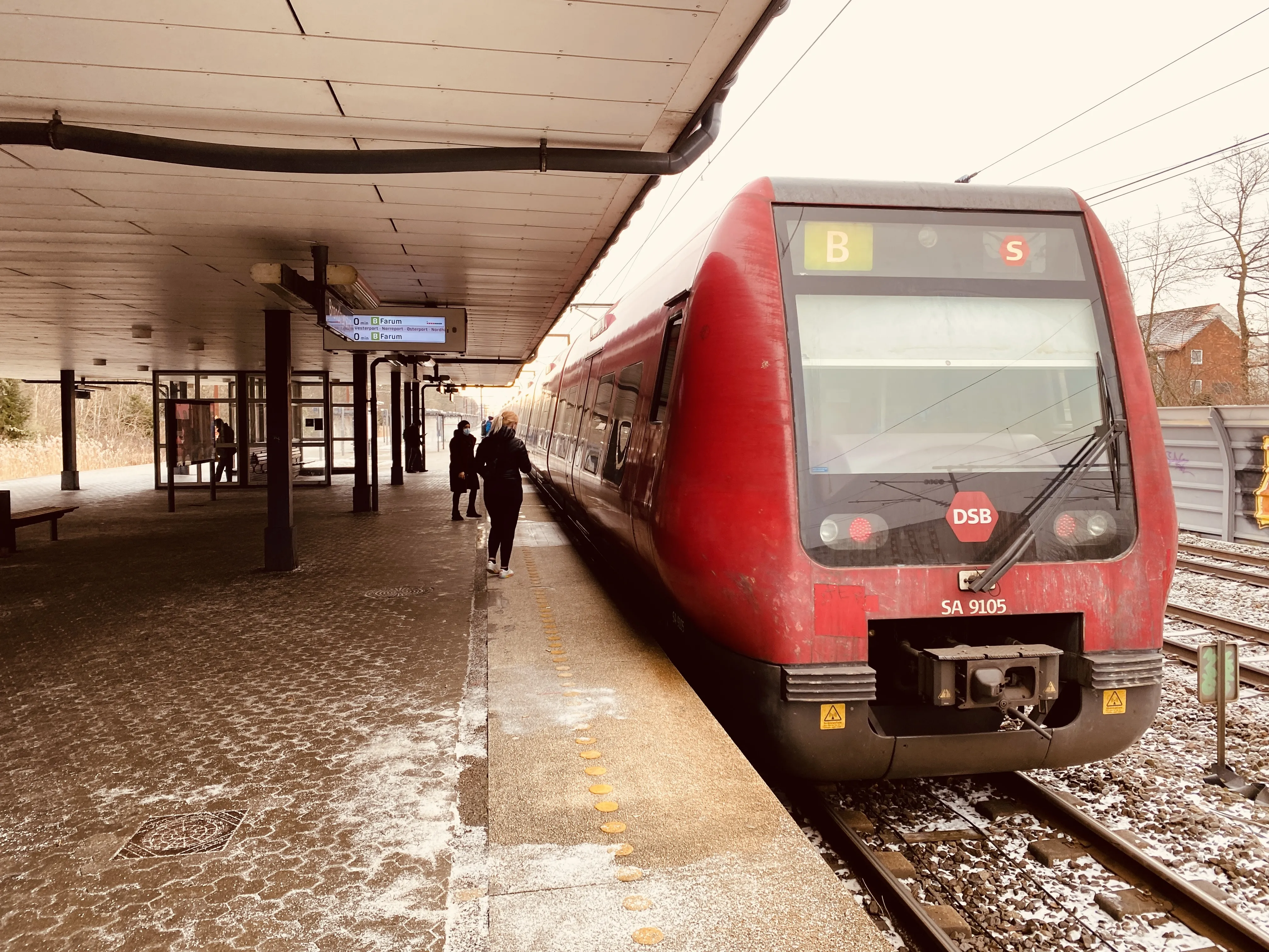 Billede af DSB SA 8105 fotograferet ud for Brøndbyøster S-togstrinbræt. Billede af DSB SA 8105 fotograferet ud for Brøndbyøster S-togstrinbræt.