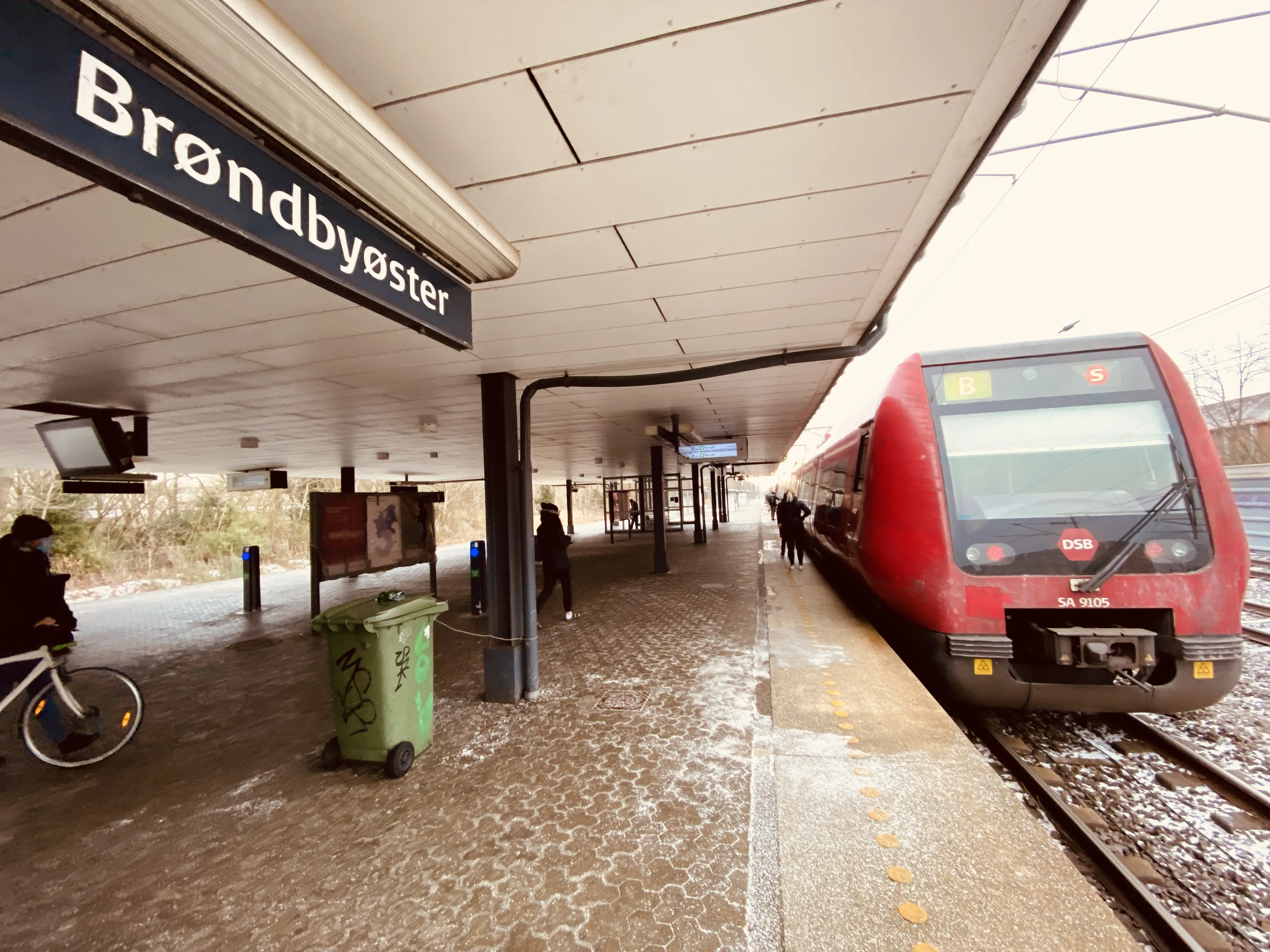 Billede af DSB SA 8105 fotograferet ud for Brøndbyøster S-togstrinbræt. Billede af DSB SA 8105 fotograferet ud for Brøndbyøster S-togstrinbræt.
