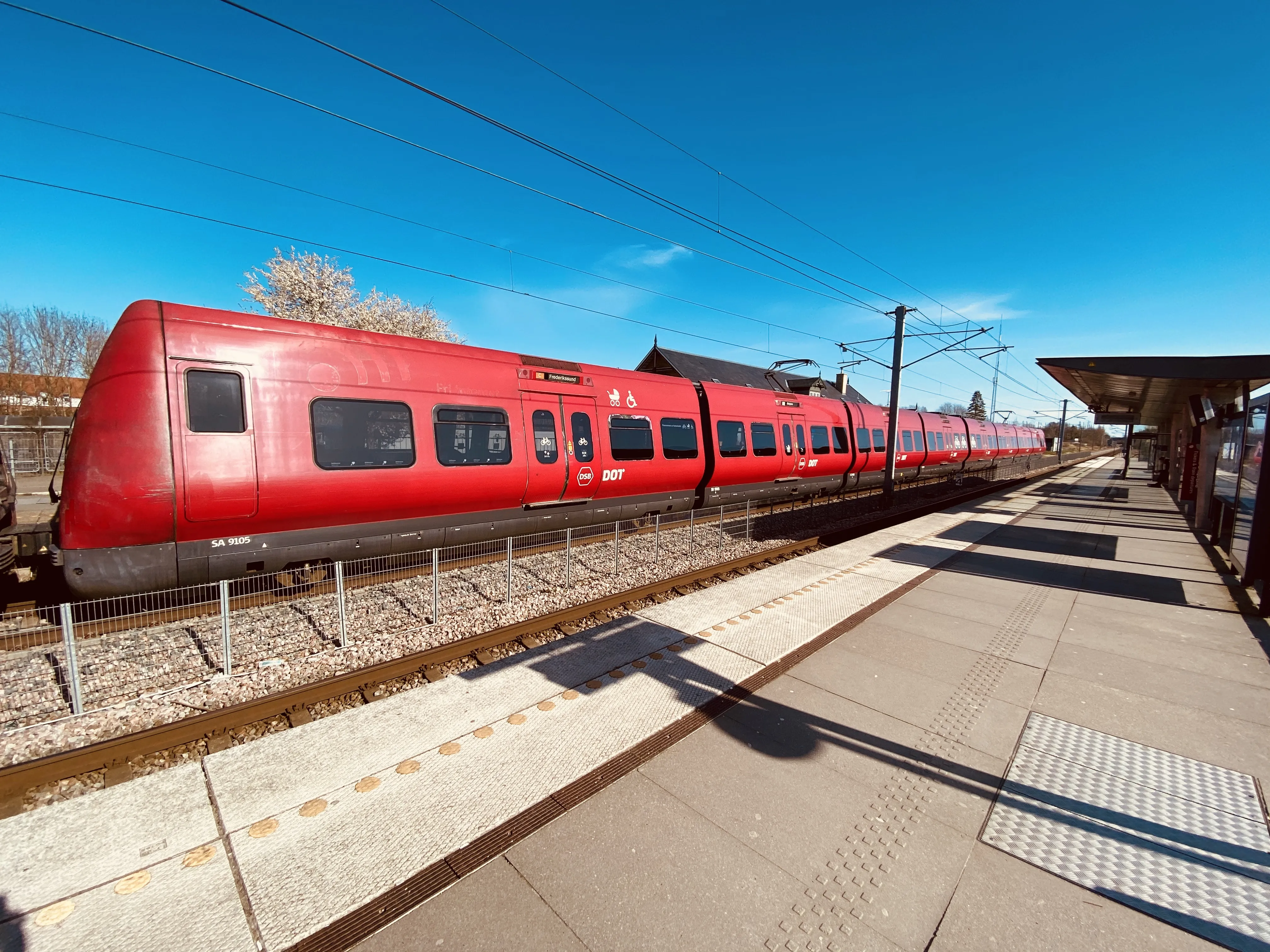 Billede af DSB SA 8105 fotograferet ud for Måløv Station. Billede af DSB SA 8105 fotograferet ud for Måløv Station.