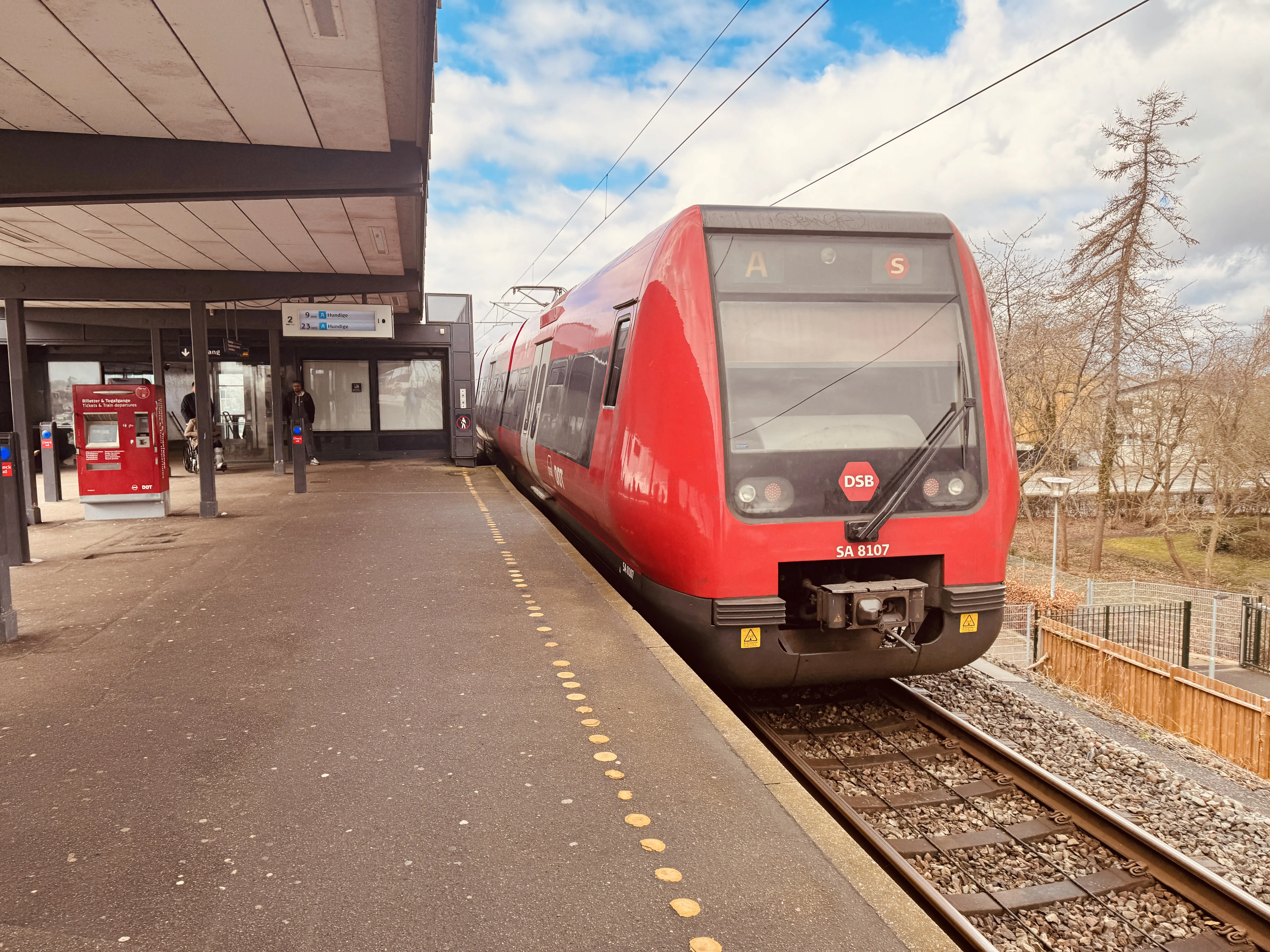Billede af DSB SA 8107 fotograferet ud for Friheden S-togstrinbræt. Billede af DSB SA 8107 fotograferet ud for Friheden S-togstrinbræt.
