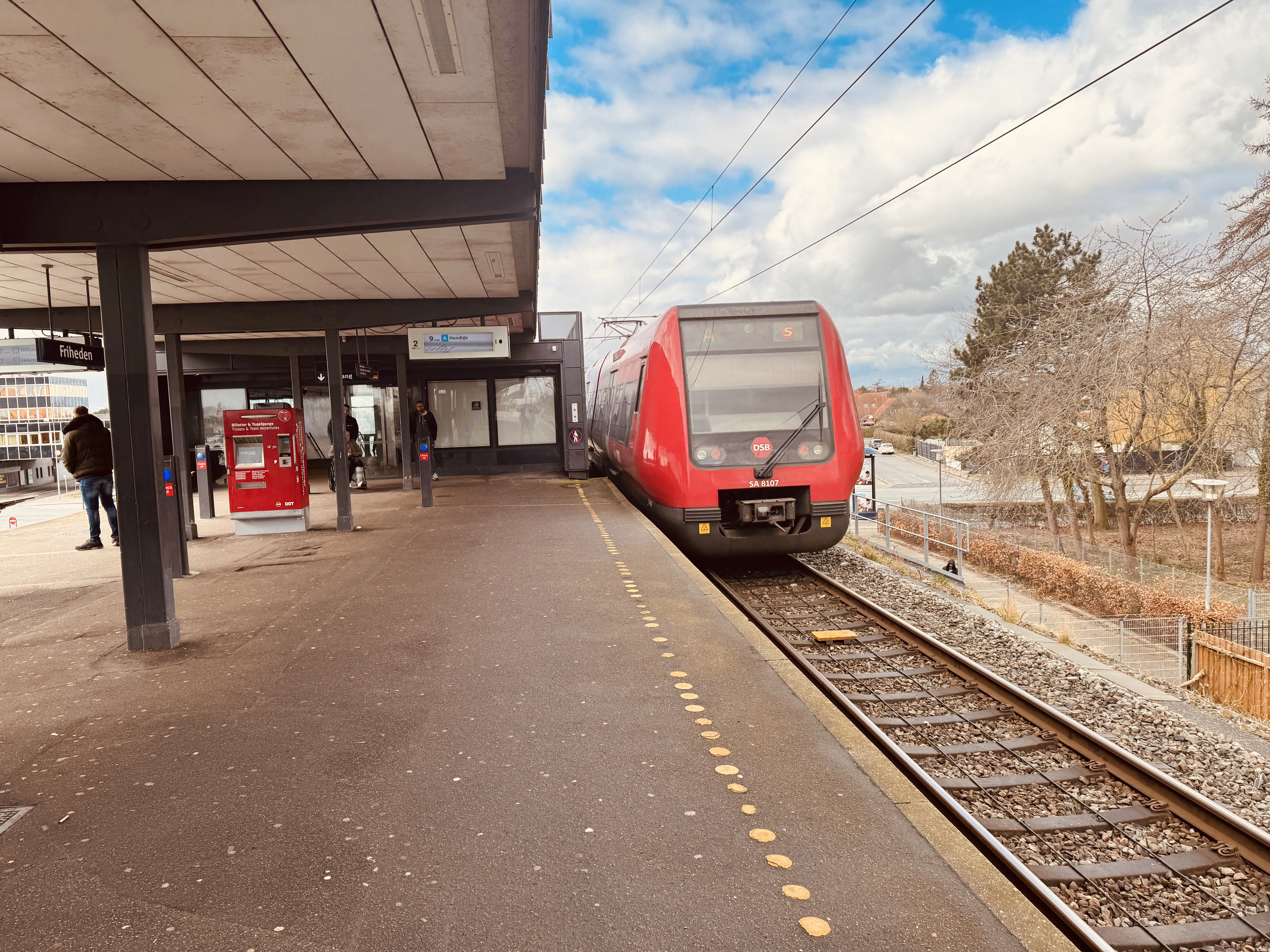 Billede af DSB SA 8107 fotograferet ud for Friheden S-togstrinbræt. Billede af DSB SA 8107 fotograferet ud for Friheden S-togstrinbræt.